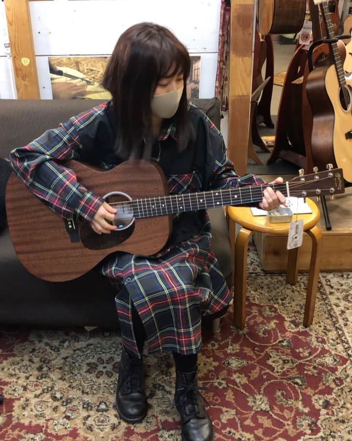 清水葉子のインスタグラム：「楽器屋でギターの試奏をして照れる人のモノマネです」