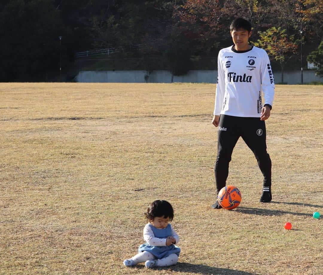 藤川朋樹のインスタグラム：「自主トレ仲間👨‍👩‍👧  #ビーチサッカー #フィンタ #tusasport  #eoskissx9i  #嫁ラマン」