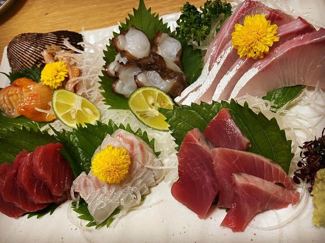 柴崎なおさんのインスタグラム写真 - (柴崎なおInstagram)「最近大好きなお店♡ #すし源 さん🍣 . #生魚 しか食べれん#贅沢病 ですが本当美味しい🤤♡ . #土瓶蒸し を人生で初食して感動したり こんな大きい#サーモン にびっくりしたり ハズレなしのお寿司屋さんです🍣 . お寿司でお酒飲める歳になってしまった🤦🏼‍♀️🤦🏼‍♀️🤦🏼‍♀️ . #お寿司 #お寿司屋さん #sushistagram #すしすたぐらむ #生タコ #赤貝 #白子 #あん肝 #ウニ #てっさ #だいすき #焼酎 #すすむよねー #大阪寿司 #大阪グルメ #大阪 #夜は米抜きなので #大体アテやけど食べちゃう #魚も肉も #内蔵 ♡ #japanesefood #osakafood #なおのあてグラム」11月27日 16時47分 - n_srin751