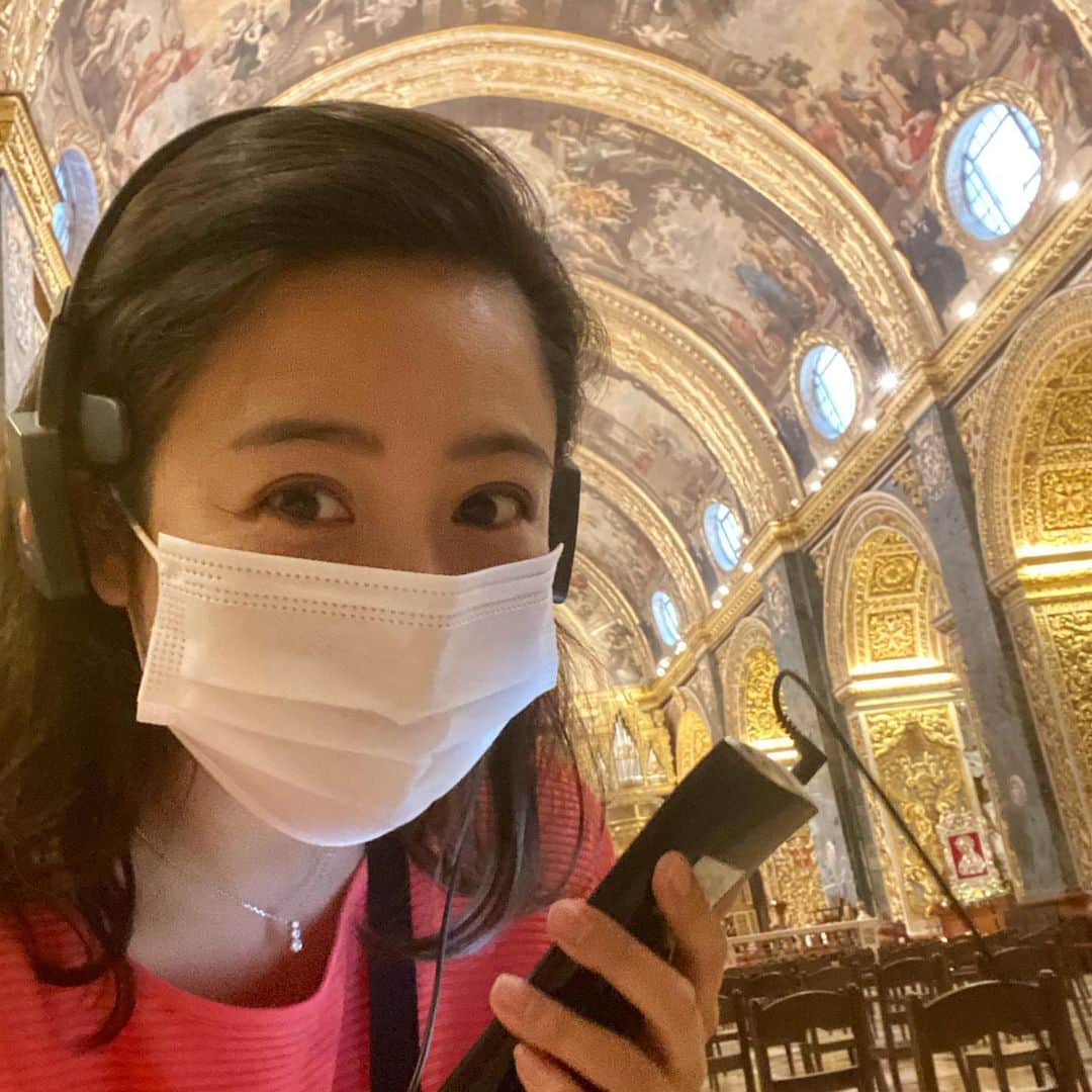 荒尾茉紀のインスタグラム：「ゾワっ✨とした聖ヨハネ大聖堂❗️日本語ガイダンスがあって、じっくり見て回ることが出来ました😌6年かけて完成した天井画には聖ヨハネの生涯が描かれています。床は大理石の墓標（4枚目）で、戦いの歴史なんだと実感。私はなぜか礼拝堂（6枚目）が凄く気になって、扉が閉まってたけど、お祈りしたい‼︎と言って開けてもらいました🙇‍♀️神聖な空気のなかで色んなこと考えた。。。そして、沢山の絵画の中で印象的だったのがカラヴァッジョの"洗礼者ヨハネの斬首"（7枚目）首をのせるためのお皿を持ってる若い女性の姿が何とも言えない。。。長くなるだけだからまとめると、ここが好きだ⛪️笑  #マルタ #バレッタ #聖ヨハネ大聖堂  #malta #valetta #stjhonscocathedral」
