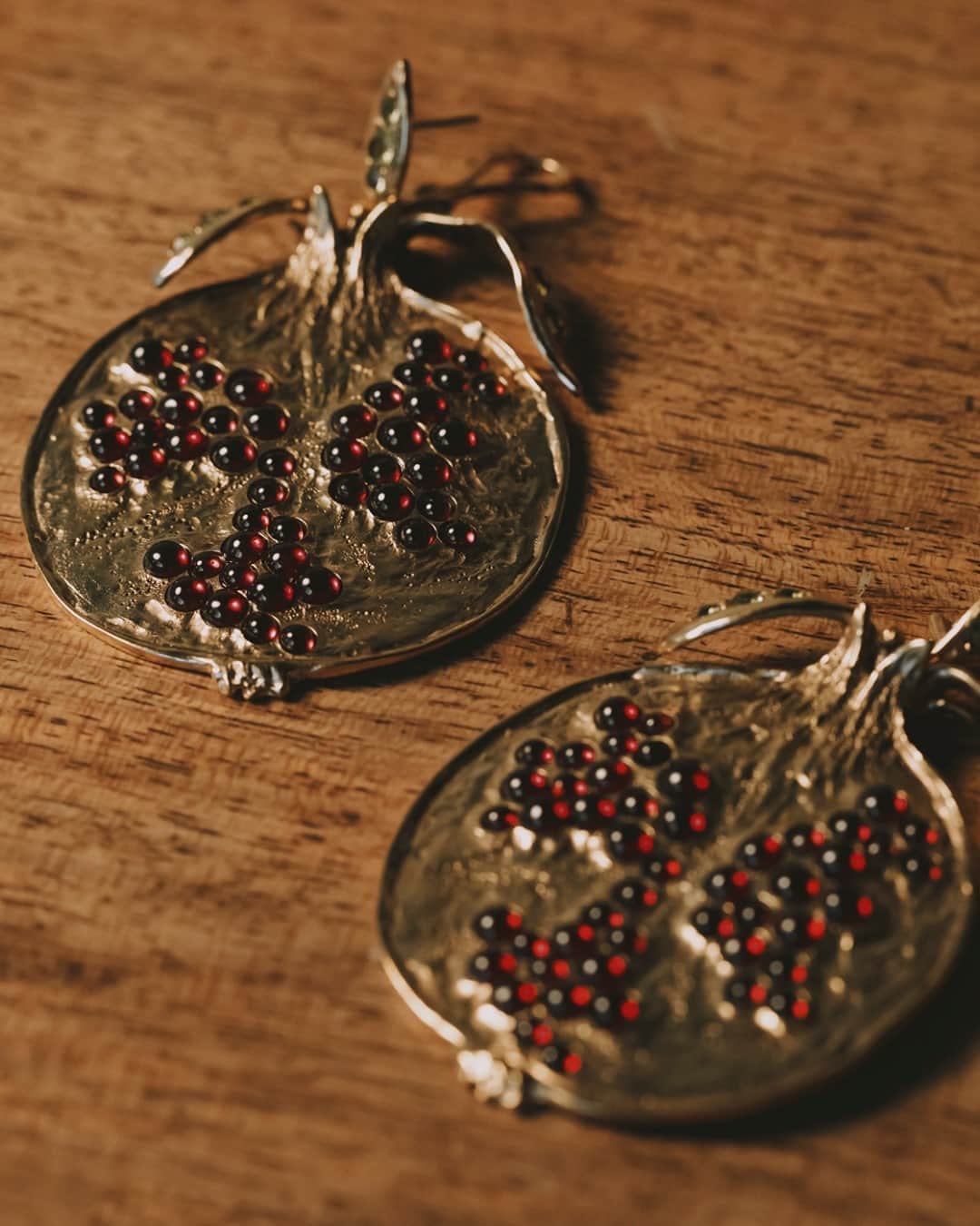 グーセンス パリのインスタグラム：「POMEGRANATE earrings from our collection with @harumiklossowskaderola . . 📷 by @alix.marnat」