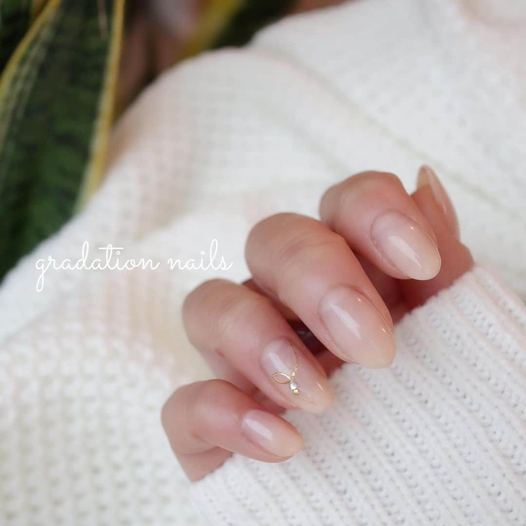 リナのインスタグラム：「New nail💛  いつも理想以上のデザインに 仕上げてくれる、 ネイルスクール"nanamilk"  今回は、グラデーションということで、 超絶ナチュラルな仕上がりにしていただきました❤︎  楽しいひとときを ありがとうございました😊  ...................................................... @nanamilk.nail  #newnail #newnails #nail #nails #nailart #nailstagram #ネイル #ネイルデザイン #ネイルアート #ラテアート #リングラインネイル #秋ネイル #秋ネイルデザイン #グラデネイル #グラデーションネイル」