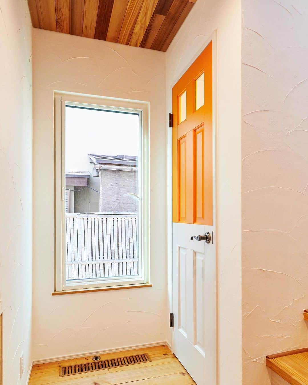 fukui-kensetsuさんのインスタグラム写真 - (fukui-kensetsuInstagram)「山形市桜田西のお家のホールです🏠  オレンジとホワイトのツートーンのドアが遊び心があって良いですね〜😁  床は無垢のボルドーパイン、壁は漆喰、天井はレッドシダーで、自然に囲まれた空気感も心地良いです✨ . #塗装ドア#コロニストドア#輸入ドア#ツートーン#ボルドーパイン#ボルドーパイン無垢フローリング#漆喰#漆喰の壁#レッドシダーの天井#山形市#福井建設」11月27日 16時53分 - fukui_kensetsu
