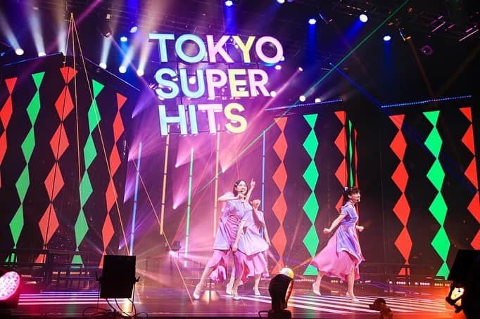 Perfumeさんのインスタグラム写真 - (PerfumeInstagram)「#TokyoSuperHitsLive2020 見逃し配信は本日の23:59までとなっています！チケット購入は今晩21時まで！見逃した方は是非どうぞ👀✨ Link in stories.  Thank you for the amazing night, #TokyoSuperHitsLive2020 !  #prfm  📷by THINGS.」11月27日 16時54分 - prfm_official