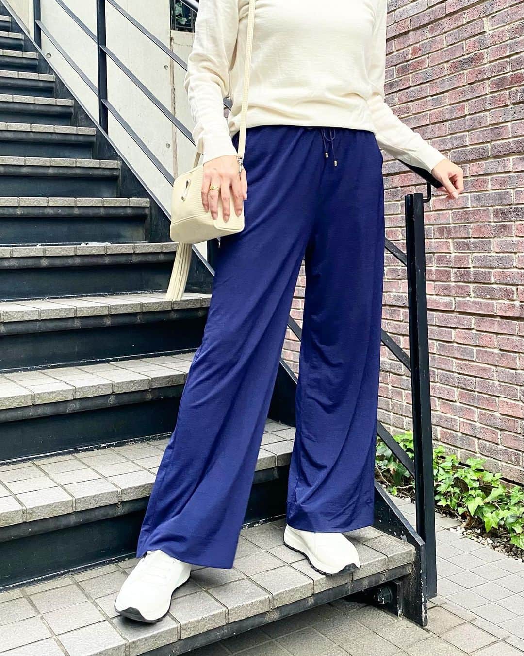 石田美奈子さんのインスタグラム写真 - (石田美奈子Instagram)「Outfit. . このパンツの履き心地が最高💛 さらっとしていて肌触りが良いしシワになりづらいので、旅行や長時間の移動にも最適です☺︎ お手頃価格なのに生地感も形も良くて、買って良かった1枚です♡ アマゾンファッションで購入したDoCLASSEのものです😊 . アマゾンファッションでは12月1日までブラックフライデー・サイバーマンデーでセールを開催中✨ いつもよりお安く購入することができるのでオススメ(⑅ˊᵕˋ⑅) . . tops … #uniqlo pants … #DoCLASSE @doclasse_style UVスラブ・ワイドロングパンツ bag … @toffandloadstone sneakers … #prada . . 👗→ #minako_fashion . #ootd #BlackFriday #amazonで発見　#amazonfashionjp #Amazon #PR #165cmコーデ #大人カジュアルコーデ #今日のコーデ #プチプラコーデ #ブラックフライデー」11月27日 16時56分 - mminakooo