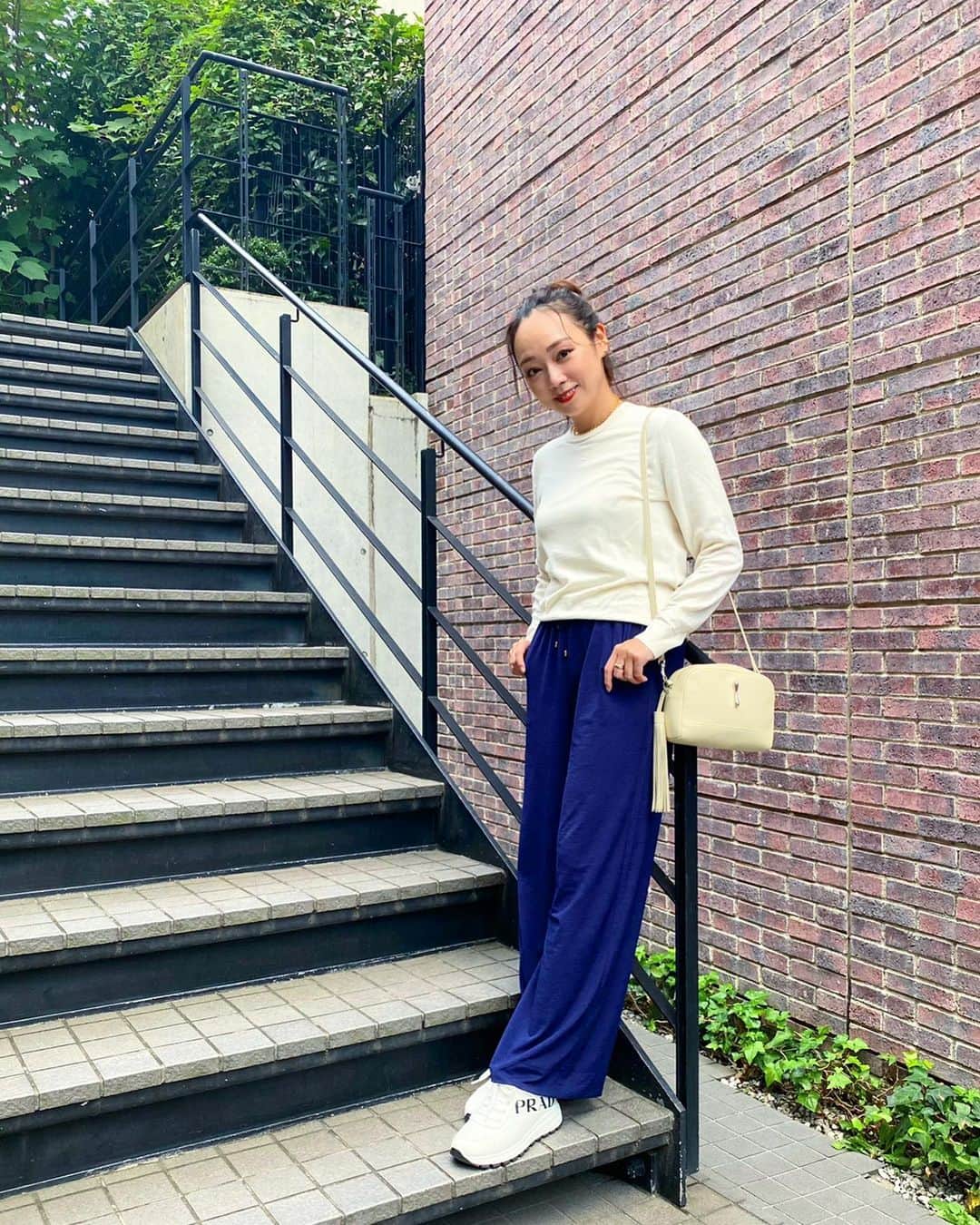 石田美奈子のインスタグラム：「Outfit. . このパンツの履き心地が最高💛 さらっとしていて肌触りが良いしシワになりづらいので、旅行や長時間の移動にも最適です☺︎ お手頃価格なのに生地感も形も良くて、買って良かった1枚です♡ アマゾンファッションで購入したDoCLASSEのものです😊 . アマゾンファッションでは12月1日までブラックフライデー・サイバーマンデーでセールを開催中✨ いつもよりお安く購入することができるのでオススメ(⑅ˊᵕˋ⑅) . . tops … #uniqlo pants … #DoCLASSE @doclasse_style UVスラブ・ワイドロングパンツ bag … @toffandloadstone sneakers … #prada . . 👗→ #minako_fashion . #ootd #BlackFriday #amazonで発見　#amazonfashionjp #Amazon #PR #165cmコーデ #大人カジュアルコーデ #今日のコーデ #プチプラコーデ #ブラックフライデー」