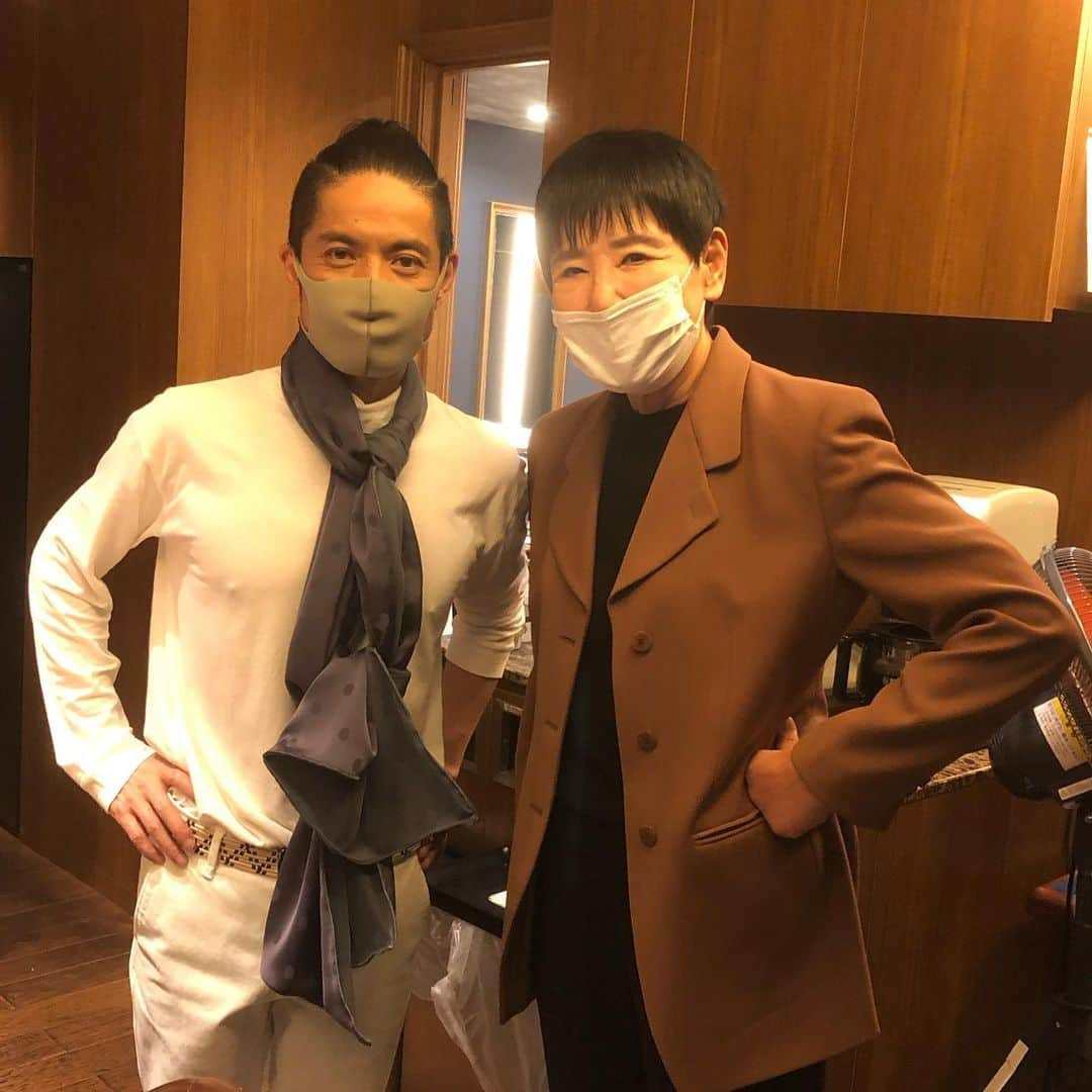 和田アキ子さんのインスタグラム写真 - (和田アキ子Instagram)「一昨日、ブルーノートに久保田利伸さんのライブを見に行きました❗️私も12月にやるので、半分のお客さんでやるのってどんな感なのか見てみたいと思って公演情報見てみたら、なんと久保田君がやってるじゃないですか❗️ これは絶対見たいと無理言って入れてもらいました💦💦💦（事務所の方々、突然のお願いなのにご対応頂きありがとうございました😊） いやぁ、上手かった❗️ 全部ボサノバとラバーズロックアレンジだったから、歌の上手さがわかるわかる😍😍最高でした❗️ 楽屋ちょこっと覗きました。実際に会うのは久保田君がデビューしてすぐくらいにミュージックフェアで一緒にGeorgia on my mindを歌った以来かも😊楽しかった〜❤️♥️❣️🥰😍 #ako50th #久保田利伸 #ブルーノート東京」11月27日 17時07分 - ako50th