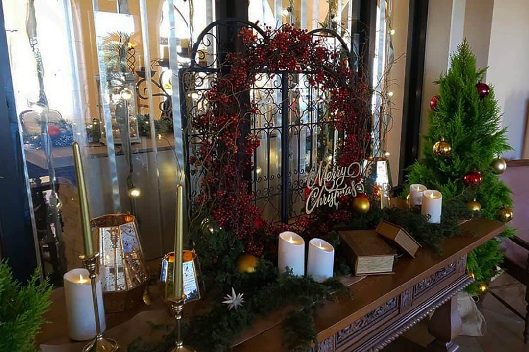 ホテル日航アリビラ 公式Instagramさんのインスタグラム写真 - (ホテル日航アリビラ 公式InstagramInstagram)「クリスマスが近づいてまいりました。ロビーには「別荘のリビング」をイメージして暖炉をモチーフにした装飾をご用意いたしました。少し早めのクリスマス気分を感じていただきながら記念写真などお楽しみください。  クリスマス情報はこちら https://www.alivila.co.jp/event/?c=14#panel  #ホテル日航アリビラ #アリビラ #ホテル日航 #リゾート #沖縄 #読谷 #パティオ #イルミネーション #クリスマス #ツリー #デコレーション #ディスプレイ #装飾 #hotelnikkoalivila #alivila #hotelnikko #resort #okinawa #yomitan #patio #illumination #christmas #tree #decoration」11月27日 17時00分 - hotelnikkoalivila