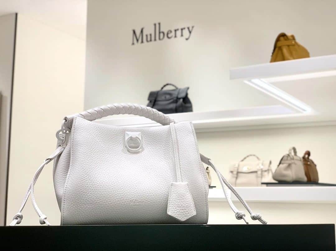 のインスタグラム：「サステナブルなレザーにアップデート👜   〈マルベリー〉の中でも人気の「アレクサ」シリーズ復刻版がフルラインナップで登場します！  使いやすさはそのまま、サステナブルなレザーに進化しました。   定番カラーはもちろん、ポップなネオンカラーなどカラーバリエーション豊かにご紹介します。  復刻版「アレクサ」が一堂に揃う特別なポップアップ会場はこちら！    また、ホワイトクリスマスを思わせる「スモールアイリス」がオールホワイトで登場します。  こちらは伊勢丹新宿店にて数量限定での世界先行発売です。お見逃しなく。   〈マルベリー〉ポップアップストア  ■開催中～12月8日(火)  ■本館1階 ハンドバッグ プロモーション    本イベント情報は @isetan_shinjuku ストーリー「POP UP」またはこちら▼  https://www.mistore.jp/shopping/feature/bags_f2/love_bag_mulberry_w_bg.html  @mulberryengland  @isetan_shinjuku_handbg  @isetanluxury  #mulberryengland #mulberrybag #mulberry #マルベリー #マルベリーバッグ #マルベリー新作 #マルベリーアレクサ #アレクサバッグ #スモールアイリス #マルベリーイングランド #mulberryalexa #mulberryiris #伊勢丹新宿先行 #世界先行販売 #伊勢丹新宿店先行販売 #isetan #isetanshinjuku #イセタン #伊勢丹 #伊勢丹新宿 #伊勢丹新宿店 #伊勢丹ポップアップ #マルベリーポップアップ」
