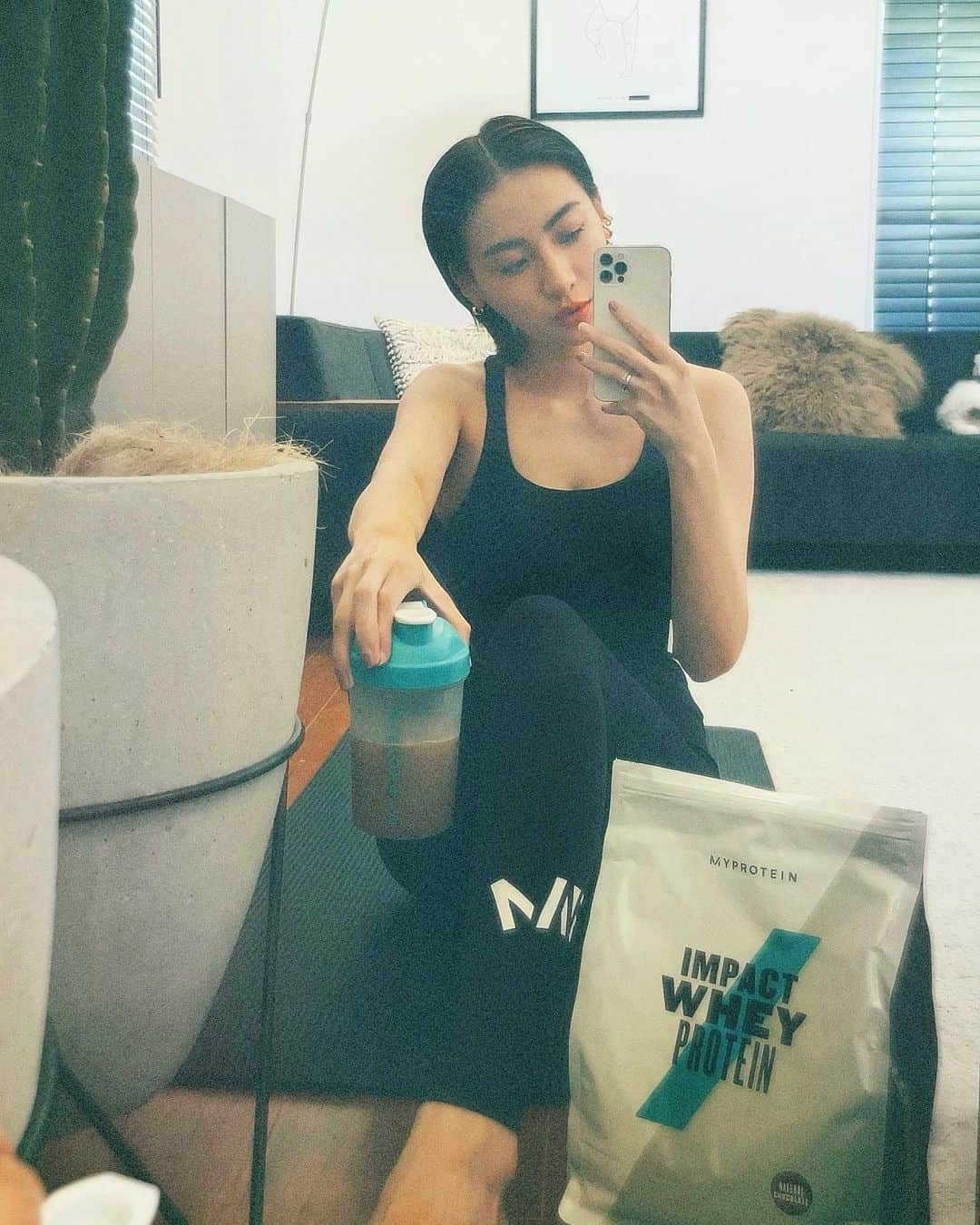 ソンイのインスタグラム：「筋膜剥がしのストレッチで身体をほぐしたらスッキリ🦋﻿ 飲んでるのは @MyproteinJP のImpact ホエイ プロテイン🥤﻿ 溶けやすいし６０種類以上の飽きないフレーバーと１杯あたり５４円のコスパの良さが嬉しい☺️満足感もあって私はチョコ味が好き🍫﻿ ﻿ ジムウェアもマイプロテインのだよ🖤﻿ クールでスタイリッシュデザインが好きだし伸びが良くて着心地や機能性も👌🏻﻿ ﻿ そして今、マイプロテインの「Go To フィットネスキャンペーン」で大人気プロテインお試しセットが実質無料で試せちゃうみたいです🤭﻿ ﻿ 11月27日〜30日までの4日間限定で、Impactホエイプロテイン1kg＋シェイカーお試しセットが1,890円（送料込み）。﻿ さらに、割引コード「SONGI」を入力すると次回購入時に利用可能な1,890円分のジムウェア割引クーポンが還元されます😌﻿ ﻿ キャンペーン詳細は画像をスワイプしてね🥰﻿ @MyproteinUK #マイプロテイン﻿ #Myprotein #ad​ #プロテイン #ダイエット﻿ #筋トレ #美意識 #ボディメイク﻿ #ブラックフライデーセール #ブラックフライデー」