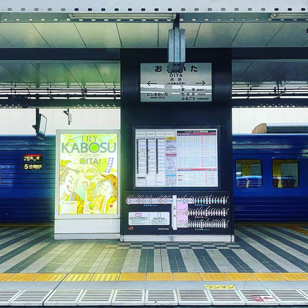 のインスタグラム：「🚃🚃🚃  故郷よ(´∀｀) また来週！ #新しいおおいた  #JR九州 #大分駅 #ソニック  #883系ソニック  #窓からの眺め #熊本にかえるばい  #看板 #看板萌え  #trykabosu #大分かぼす  #かぼす  #oita  #大分 #浮世絵風  #なぜだろう   #大分県 #熊本県 #ローカルタレント  #中九州タレント  #中華首藤」