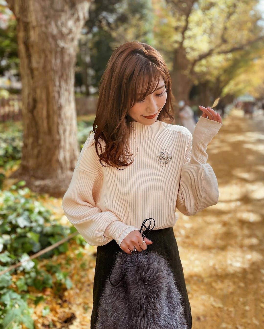 l.lily1013さんのインスタグラム写真 - (l.lily1013Instagram)「きれいめカジュアルコーデ。 袖口の絞りとハイネックが体型を選ばずに可愛く着れるニットは @deuxamour_official の😊  チクチクしない柔らかいモチっとした着心地で気持ちいいのよ🙌  シンプルだから着回しも抜群✨ 結局こうゆうシンプルなのが1番着るんだよね！ なんにでも合うからこの日のコーデも迷ったの☺️#オールホワイトコーデ もいいし、#レザーパンツ もいいなぁって🤔💗  最近スカート履いてなかったから スカートにしたよ😚  #きれいめカジュアル#きれいめコーデ#冬コーデ#秋コーデ#カジュアルコーデ#大人コーデ #ママコーデ#冬コーデ#デートコーデ #大人カジュアル #30代ファッション #30代コーデ #deuxamour#ドゥーザムール#ニット#ニットコーデ#tokyocovergirls」11月27日 17時07分 - l.lily1013