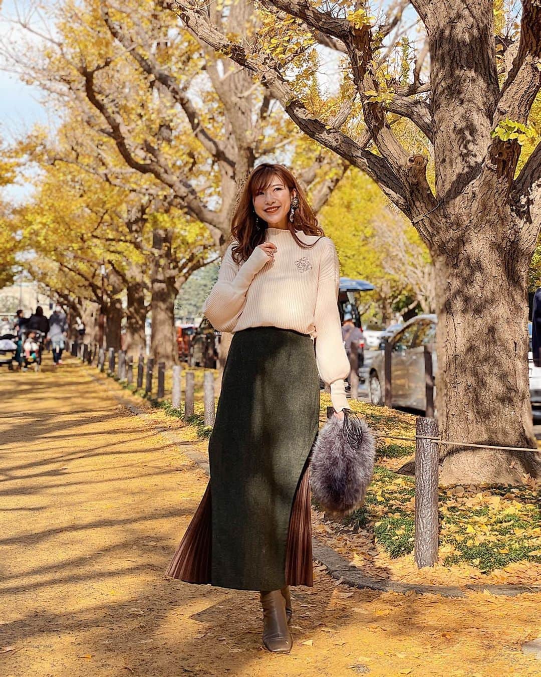 l.lily1013さんのインスタグラム写真 - (l.lily1013Instagram)「きれいめカジュアルコーデ。 袖口の絞りとハイネックが体型を選ばずに可愛く着れるニットは @deuxamour_official の😊  チクチクしない柔らかいモチっとした着心地で気持ちいいのよ🙌  シンプルだから着回しも抜群✨ 結局こうゆうシンプルなのが1番着るんだよね！ なんにでも合うからこの日のコーデも迷ったの☺️#オールホワイトコーデ もいいし、#レザーパンツ もいいなぁって🤔💗  最近スカート履いてなかったから スカートにしたよ😚  #きれいめカジュアル#きれいめコーデ#冬コーデ#秋コーデ#カジュアルコーデ#大人コーデ #ママコーデ#冬コーデ#デートコーデ #大人カジュアル #30代ファッション #30代コーデ #deuxamour#ドゥーザムール#ニット#ニットコーデ#tokyocovergirls」11月27日 17時07分 - l.lily1013