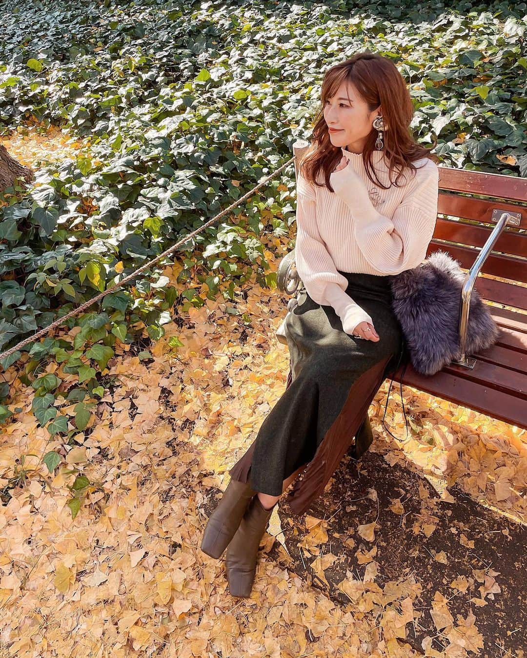 l.lily1013さんのインスタグラム写真 - (l.lily1013Instagram)「きれいめカジュアルコーデ。 袖口の絞りとハイネックが体型を選ばずに可愛く着れるニットは @deuxamour_official の😊  チクチクしない柔らかいモチっとした着心地で気持ちいいのよ🙌  シンプルだから着回しも抜群✨ 結局こうゆうシンプルなのが1番着るんだよね！ なんにでも合うからこの日のコーデも迷ったの☺️#オールホワイトコーデ もいいし、#レザーパンツ もいいなぁって🤔💗  最近スカート履いてなかったから スカートにしたよ😚  #きれいめカジュアル#きれいめコーデ#冬コーデ#秋コーデ#カジュアルコーデ#大人コーデ #ママコーデ#冬コーデ#デートコーデ #大人カジュアル #30代ファッション #30代コーデ #deuxamour#ドゥーザムール#ニット#ニットコーデ#tokyocovergirls」11月27日 17時07分 - l.lily1013