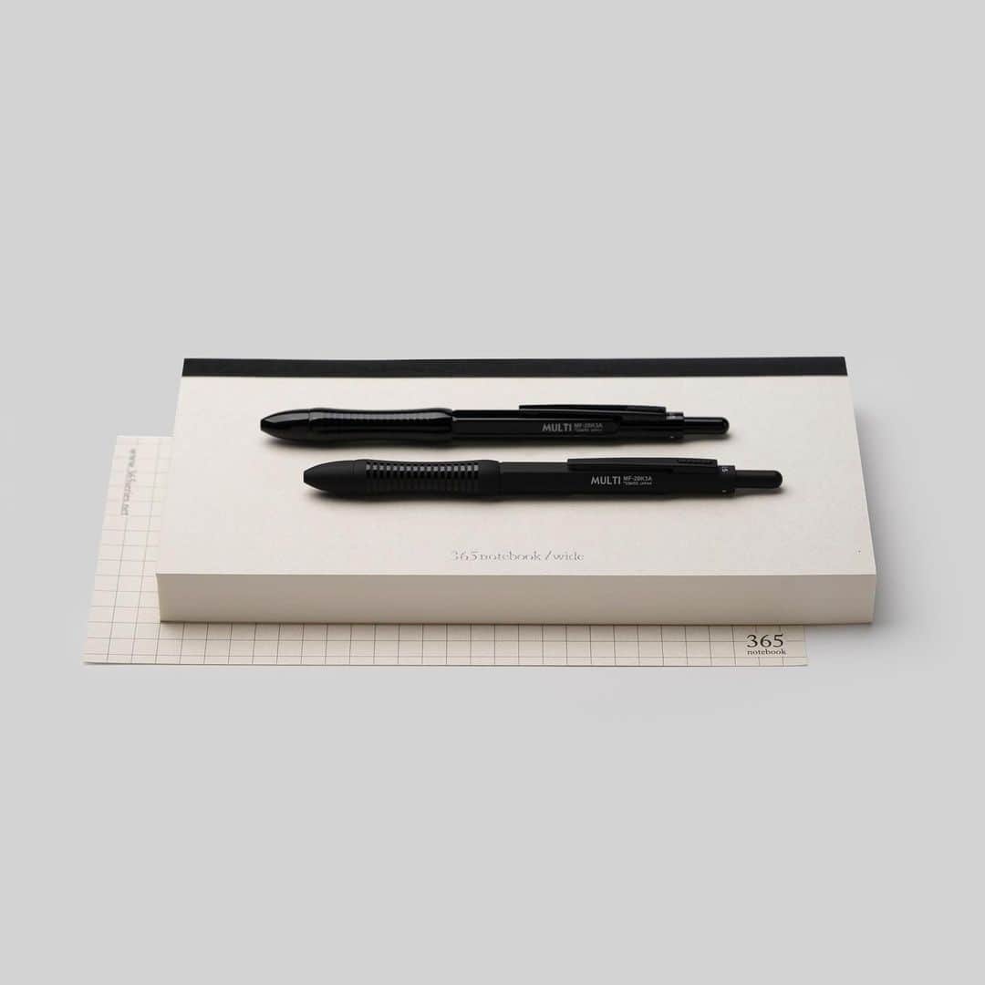 TOOLS to LIVEBY / 禮拜文房具のインスタグラム：「. OHTO Multi 2+1機能筆  黃銅材質輔以黑色金屬烤漆呈現簡潔俐落的工業風格，波紋的握柄設計便於持握書寫，靠重力切換筆芯的巧妙功能，令初次使用者不禁驚呼連連，是機能筆罕見的美麗筆款。 .」