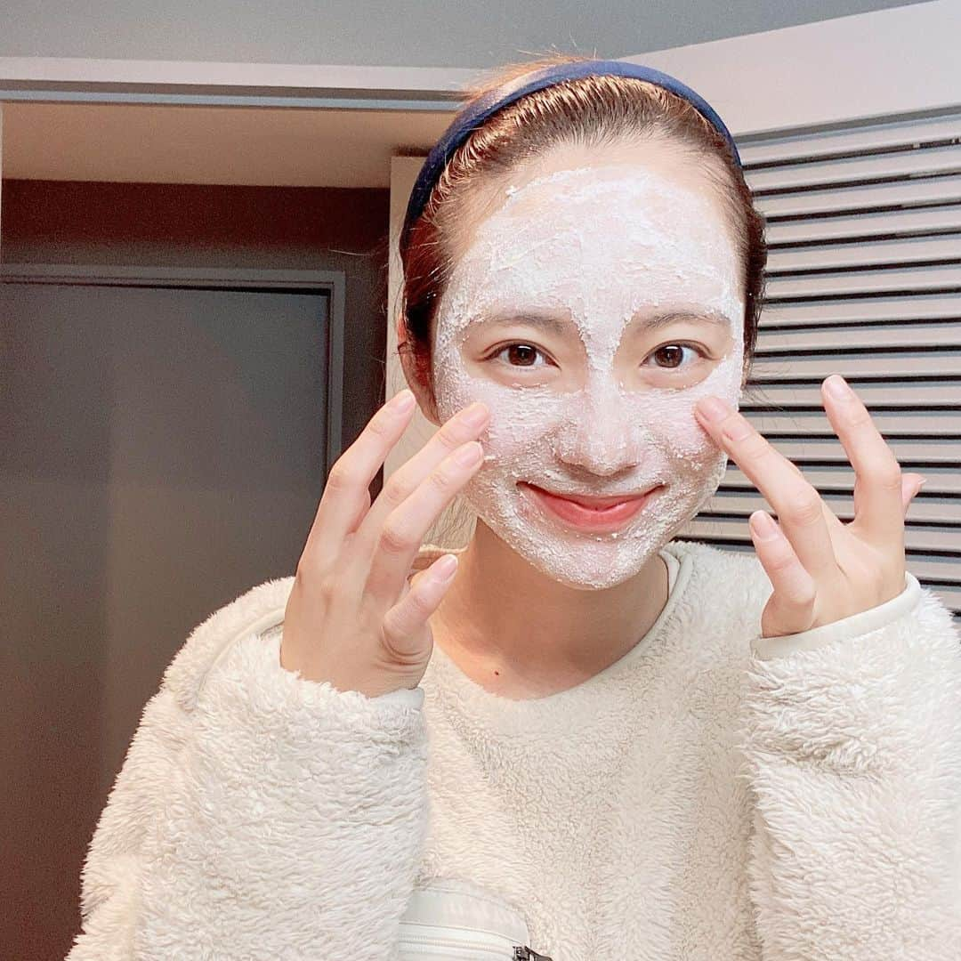 鉢嶺杏奈さんのインスタグラム写真 - (鉢嶺杏奈Instagram)「だいたい毎朝、こんな姿の時間がありますw 朝早い時は、前日の夜にこんな姿になってるww  私、酒粕パックの相性が凄く いいみたいで肌が喜ぶので使ってますー♫  寒いしあったかい布団に居たいから 朝起きたらまず 優しい曲から始まって、身体を動かしたくなるような音楽に段々としてますw 音楽に助けられる日々w  だから、こんなダンスは結構、、、 日常茶飯事ww  母に似たんだな。。。  ってことで！今日も一日頑張りましょー❤️  #酒粕パック#音楽#ダンス#nomusicnolife」11月27日 17時13分 - hachimine_anna