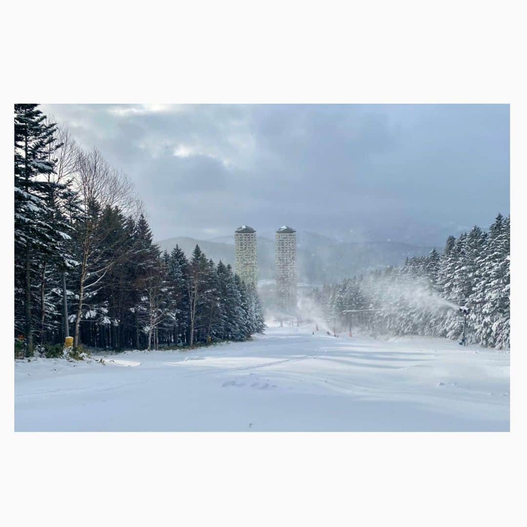 星野リゾート　トマムさんのインスタグラム写真 - (星野リゾート　トマムInstagram)「冷え込む日が多くなってきました。本日の占冠村の最高気温は、0.2度。オープンに向けて降雪作業はラストスパートです❄️❄️❄️  #HoshinoResorts #星野リゾート #tomamu #hoshinoresortstomamu #星野リゾートトマム #トマム #risonaretomamu #リゾナーレトマム #risonare #リゾナーレ #北海道 #Hokkaido #北海道旅行 #星野集團 #Hokkaidotrip #Japan #japantravel  #スキー #スノーボード #スキー場 #星野TOMAMU度假村 #星野集團 #滑雪 #滑雪胜地  #ski #snowboard #powdersnow」11月27日 17時14分 - hoshinoresorts_tomamu