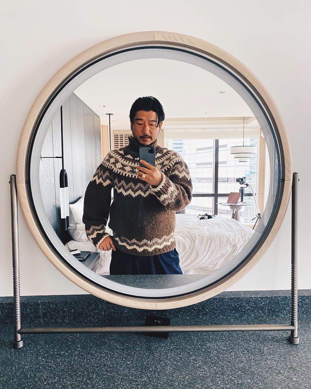 小塚源太のインスタグラム：「Shooting day すべてのゲスト(エレベーターに乗るサイズのペット全般OK！)を最高のホスピタリティで迎えてくれる東京の新スポットにて、最高のスタッフとrenomaの撮影を✌🏼 #kimptonshinjukutokyo #hotel #Tokyo」