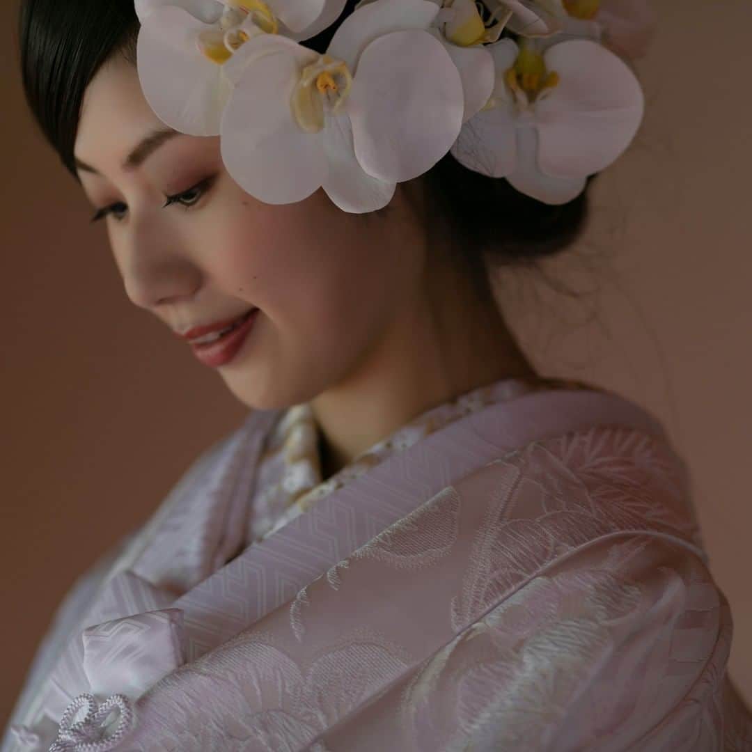 ラヴィ•ファクトリーさんのインスタグラム写真 - (ラヴィ•ファクトリーInstagram)「【写真で叶える結婚式】  日本の歴史に息づいた松山での和装フォト*  自然を感じさせる空間に 美しい白無垢姿が とってもよく映えますね＊ おふたりらしさを引き出した 撮影をお任せください*. —————— ラヴィファクトリー松山: @matsuyama_laviephotography  Photographer:@eiko_photographer  AREA:JAPAN,MATSUYAMA —————— @laviefactoryをフォローして #laviefactory #ラヴィファクトリー のハッシュタグをつけて お写真を投稿してみてくださいね✳︎ . こちらの公式IG（@laviefactory） で取り上げさせていただきます✨ #wedding#weddingphotography #ラヴィファクトリー #laviefactory #photo #生きる写真 #ハートのある写真 #instawedding #結婚写真 #ウェディング #ウェディングフォト #撮影指示書 #ロケーションフォト #前撮り #プレ花嫁 #結婚準備 #写真好きな人と繋がりたい #フォトウェディング #卒花 #前撮り #後撮り #ウェディングニュース #プラコレ #和装フォト #白無垢 #番傘 #和装フォト #胡蝶蘭 #和室」11月27日 17時16分 - laviefactory