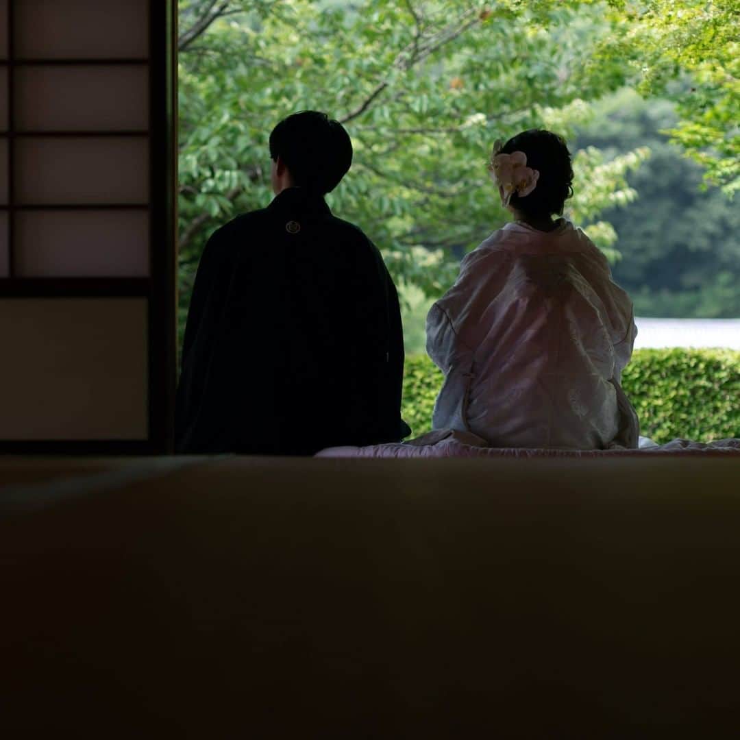 ラヴィ•ファクトリーさんのインスタグラム写真 - (ラヴィ•ファクトリーInstagram)「【写真で叶える結婚式】  日本の歴史に息づいた松山での和装フォト*  自然を感じさせる空間に 美しい白無垢姿が とってもよく映えますね＊ おふたりらしさを引き出した 撮影をお任せください*. —————— ラヴィファクトリー松山: @matsuyama_laviephotography  Photographer:@eiko_photographer  AREA:JAPAN,MATSUYAMA —————— @laviefactoryをフォローして #laviefactory #ラヴィファクトリー のハッシュタグをつけて お写真を投稿してみてくださいね✳︎ . こちらの公式IG（@laviefactory） で取り上げさせていただきます✨ #wedding#weddingphotography #ラヴィファクトリー #laviefactory #photo #生きる写真 #ハートのある写真 #instawedding #結婚写真 #ウェディング #ウェディングフォト #撮影指示書 #ロケーションフォト #前撮り #プレ花嫁 #結婚準備 #写真好きな人と繋がりたい #フォトウェディング #卒花 #前撮り #後撮り #ウェディングニュース #プラコレ #和装フォト #白無垢 #番傘 #和装フォト #胡蝶蘭 #和室」11月27日 17時16分 - laviefactory