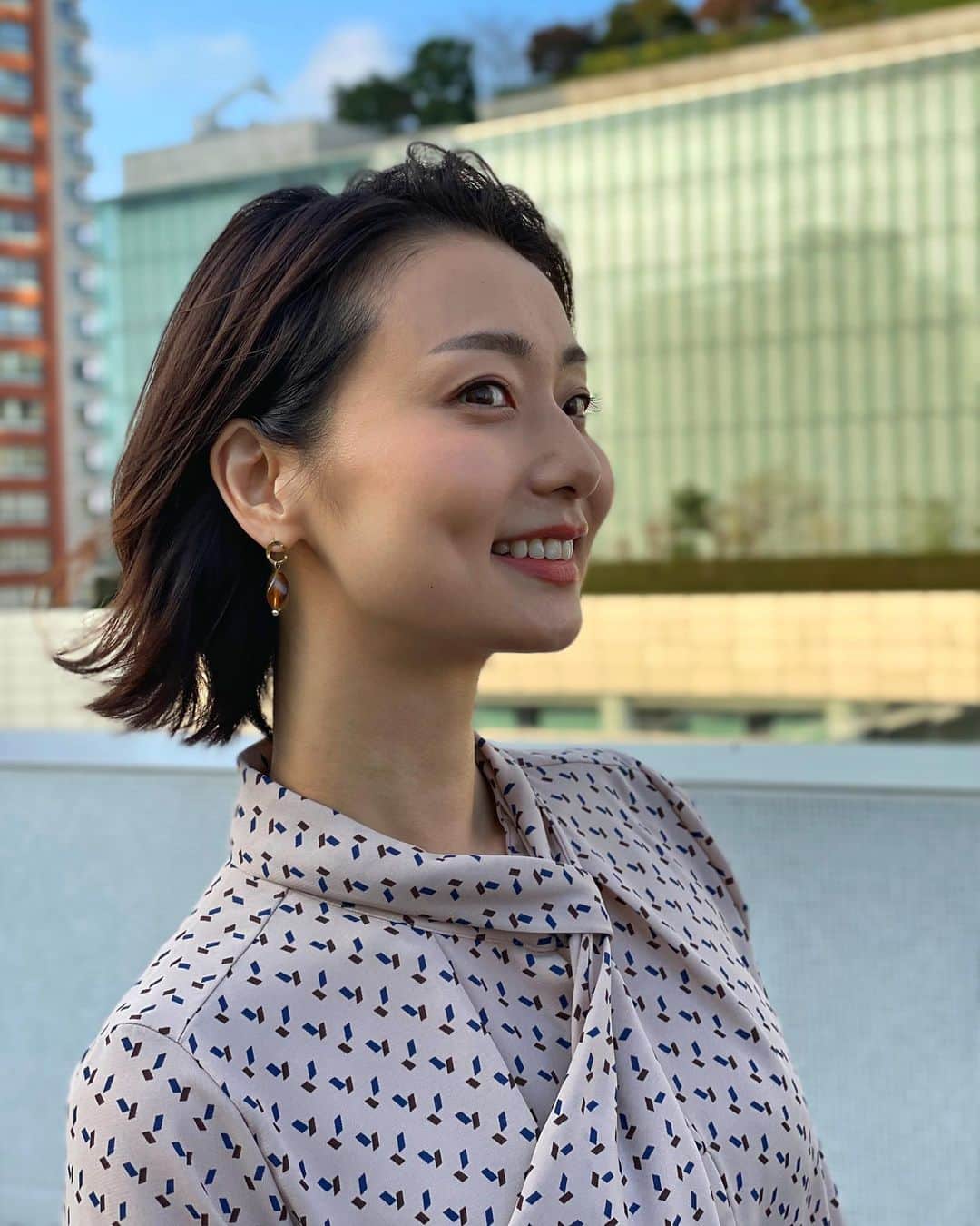 のインスタグラム：「﻿ ﻿ こんばんは〜﻿ 今日も「ワイド！スクランブル」でした〜﻿ ﻿ #ootd﻿ #Top ... #AstoriaFleure﻿ #Skirt ... #TRUDEA﻿ #Earing ... #OSEWAYA﻿ ﻿ 明日は早朝とお昼のニュースです🙆‍♀️﻿ ﻿ #テレビ朝日 #アナウンサー #本間智恵 #衣装 #アナウンサー衣装 #ボウタイ柄ブラウス #センタースリットスカート #冬コーデ」