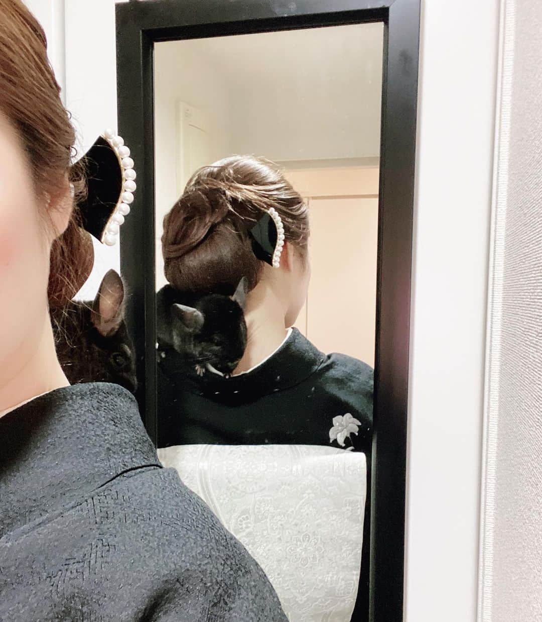 東森美和のインスタグラム：「昨日は久々お着物を🖤 やっぱり着物がいいな〜。 ペット達は全員私と同じ、夜行性なので帰ったらいつも遊びます〜。 今日は久々記念撮影会📸  ぽんちがずっと襟足のところにハマって落ち着くのが可愛すぎてww😂❤️  あったかいからこのまま出掛けたいなぁ〜笑  #チンチラ #チンチラのいる暮らし #チンチラくろぽん #くろぽん #ペット #小動物大好き #小動物 #可愛いペット #可愛い #癒しのペット #癒しの瞬間  #おなかふわふわ #ふわふわ #おふわ #ペットのいる暮らし #自慢のペット #黒ぽんず」