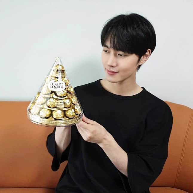 イ・ミンホのインスタグラム：「여러분 수능이 이제 얼마 안남았네요 😌  현재 페레로 로쉐 온라인에서 이벤트 중이니 주변 수험생 분들에게 따뜻한 수능응원 선물해보시는건 어떨까요? 공부도 공부지만 날이 점점 추워지는데 건강 유의하세요!😊  #광고 #수능응원 #황금빛선물 #페레로로쉐  @ferrerorocher_korea」