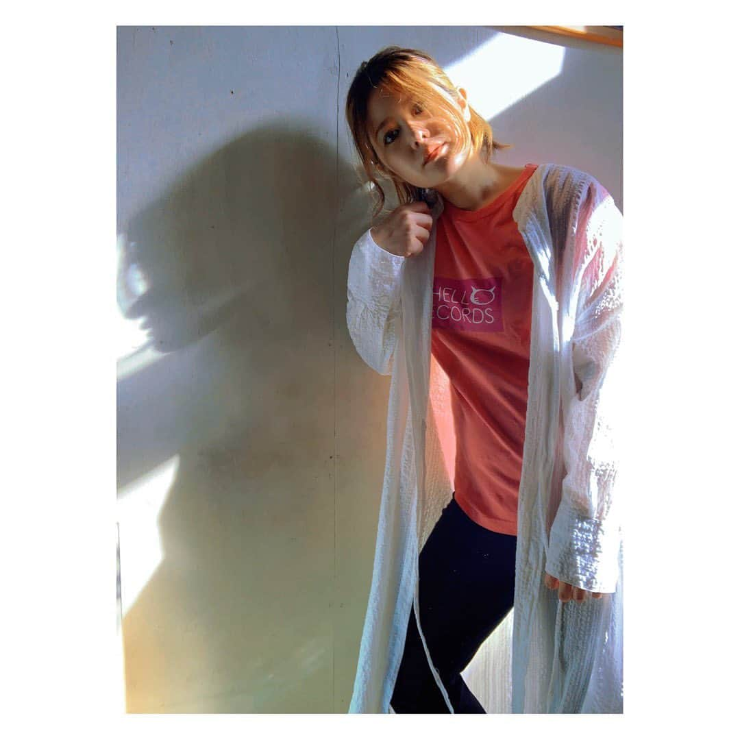 AIMIのインスタグラム：「AIMI*OHELLO RECORDSアパレル ladies T-shirts👚👚👚 ❤︎ ❤︎ レーベルロゴのデザインはお初です❣️ Ｔシャツって男女年齢関係なく何枚でもほしいですよね〜😆  #AIMI#パーカーコーデ#hoodie#楽ちんスタイル#ボブアレンジ#guitar#singersongwriter」