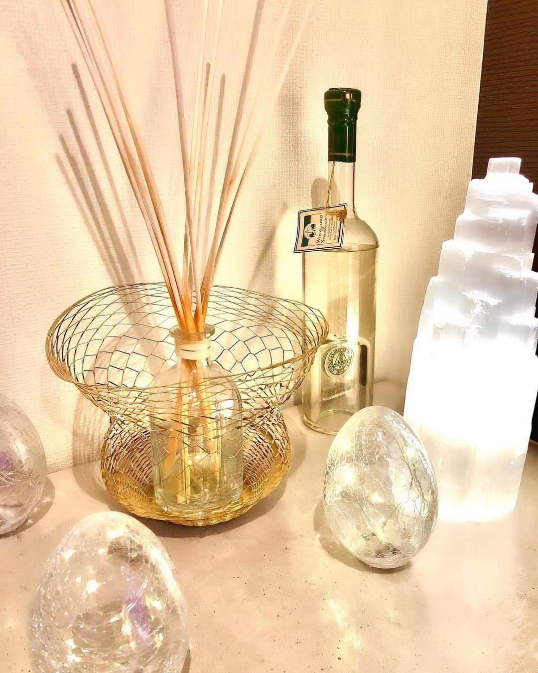 のインスタグラム：「ヒルズのミュージアムショップで買った#空気の器 にディフューザー入れたら可愛くなった🪐🙂 形を自分で作れるのも楽しいし 角度によって見える色が変わるのが 不思議で楽しい💫  #空気の器 #森アートミュージアム #六本木ヒルズミュージアムショップ #セレナイトランプ #インテリア」