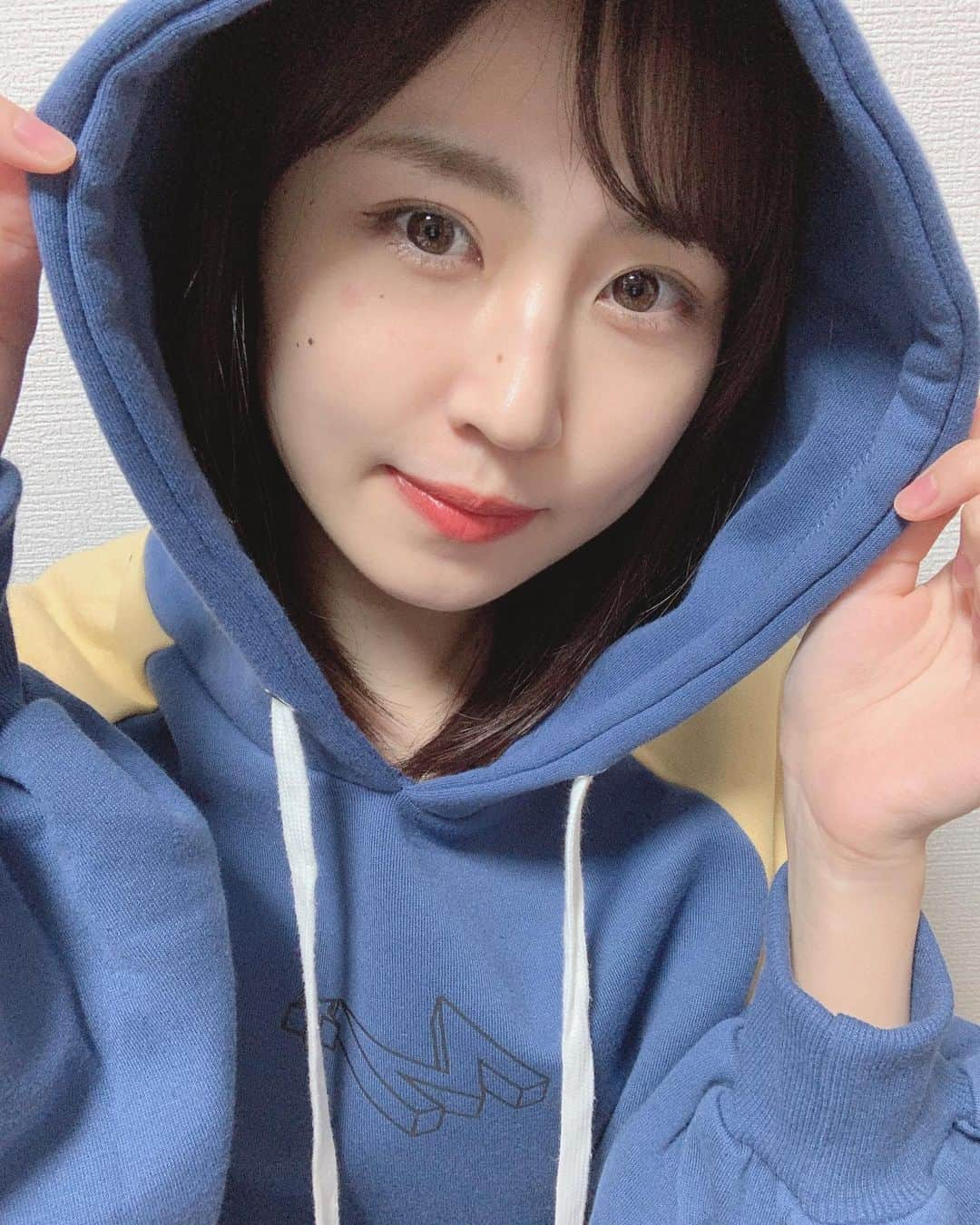 古賀成美のインスタグラム：「. 景井ひなちゃんから 可愛い可愛いパーカーとロングTシャツが届きました🤍🤍どう？どう？☺️ . . 短め丈のパーカーとロンT大好きマン なので、嬉しい😭🤍 ありがとう！！！ . . #景井ひな ちゃん  #ミカサスター #MIKASASTAR」