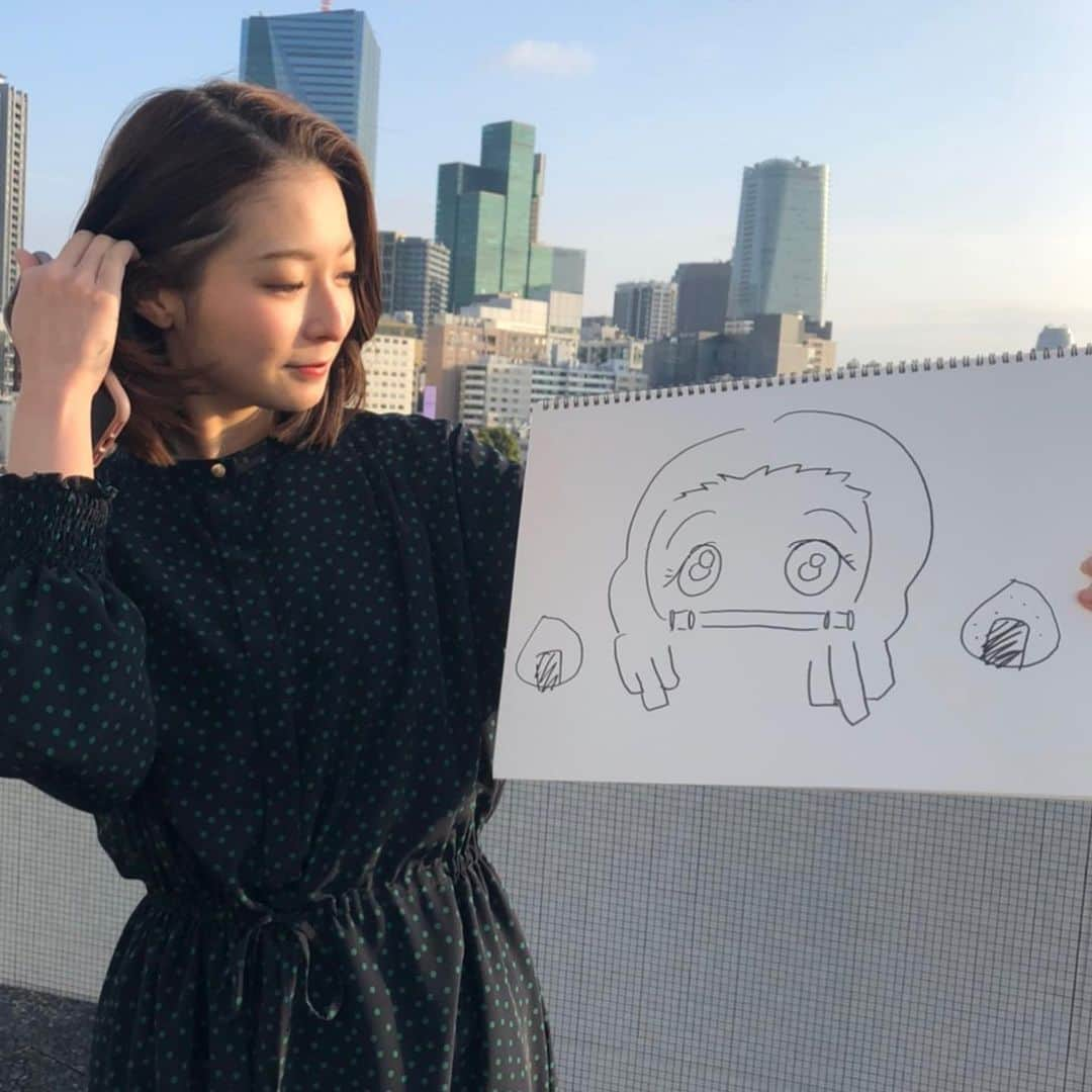 住田紗里さんのインスタグラム写真 - (住田紗里Instagram)「今朝は2週間ぶりに「住田画伯」やりました！ 皆さんからいただいたお題の中から、 「鬼滅の刃」と「おむすび」を選んで、 1分半で描きましたよ〜🍙 いかがでしょう？笑  また高校生の時のように、 絵を描いてみようかな〜という気持ちになっています😊  こちらからご覧になれます 住田画伯２ #ABEMA で無料配信中 https://gxyt4.app.goo.gl/CxK6W  #竹 が#細すぎ ました #住田画伯 の#コーナー #1分半#90秒 で#描く #おむすび#🍙 は#雑すぎ 高校の時は#art の#授業 をとってました #ABEMAMorning#アベモニ#ABEMA#お絵描き#絵#drawing#朝#屋上#テレビ朝日#テレ朝#テレビ朝日アナウンサー#アナウンサー#住田紗里」11月27日 17時26分 - sarisumita_ex