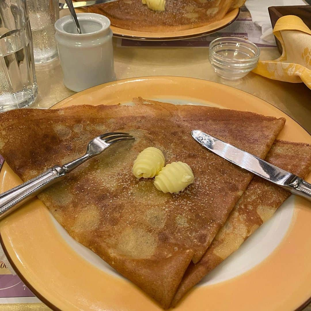 朋未のインスタグラム：「crêpe  お友だちのさなえさんと行こうね行こうね言っててやっと！ シンプルだけど美味しいクレープ。 定期的に食べたくなる🤤  名古屋にも美味しいクレープ屋さんないかなあ....... (10月半ばに行ったけどもう食べたい)  #アルション #難波クレープ #エシレバター #エシレバタークレープ #crêpe  #クレープリーアルション」