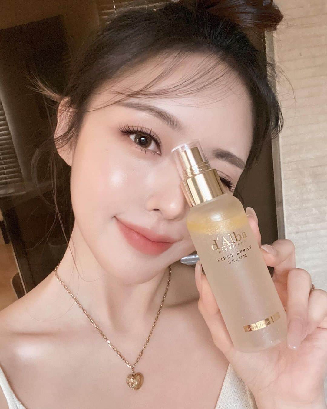 ポニーのインスタグラム：「#광고  ✨달바 기브어웨이 이벤트✨  제가 이번에 달바와 함께 네이버 라이브 커머스를 진행하게 되었어요! 11월 29일 일요일! 오후 8시에 진행되는 방송을 기념하며 특별한 이벤트를 준비했는데요. 달바의 인기 스테디셀러 제품 중 하나이자 제가 찐으로 애용하는 달바 세럼 픽서 기브어웨이를 한다고 해요! 이 제품 제가 진짜 잘 쓰고 있는 제품인데 꼭 당첨되셔서 픽서 정착하셨으면 좋겠어요 모두들!!!😗  1️⃣ 카카오톡 달바 플러스 친구 추가하기 2️⃣ 11월 29일 일요일, 달바&포니 네이버 라이브 커머스 실시간 방송 화면 캡쳐 후, 카카오톡 달바 플러스 친구로 인증샷 보내기  30분들께 추첨을 통해 달바 세럼 픽서를 선물로 드린다고 해요. 자세한 내용은 @dalba_cosmetic 계정을 통해 확인해보세요!」