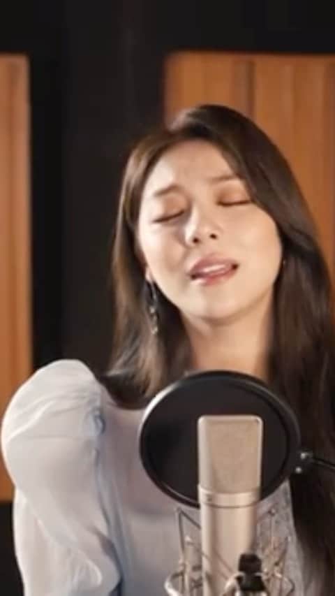 エイリーのインスタグラム：「So grateful and honored to be singing this legendary Christmas Carol in Korean for the world!!! So amazing to be a part of this amazing film with talented artists worldwide!!!   (Can you believe Kelly Clarkson is in this film with me??? Right after my interview in the trailer??? I die here today..)   어릴적부터 듣고 부르던 ‘고요한밤’ 을 전세계적인 아티스트 분들과 함께 그의 역사를 전달하고 다양한 언어로 재해석 되었지만 그 의미와 감정은 바뀌지 않는 공감을 함께 할수있게되어서 정말 영광입니다!  모두가 아는 ‘고요한 밤’을 전세계가 한국어로 들을수있다는 생각에 벌써 설레네여!! 히힣ㅎ   (제 인터뷰영상 뒤에 캘리 클락슨 나오는거 시롸임미꽈...?? 너무 행복해쟈너 ㅠㅠ)   Silent Night: A Song For The World trailer  Silent Night: A Song For The World is a compelling history of the world’s most famous Christmas carol – narrated by Hugh Bonneville and featuring performances from award-winning stars of pop and world music including Kelly Clarkson, Joss Stone, Gavin Rossdale and many more. Silent Night was composed in 1818 by an Austrian schoolteacher and has since been translated into approximately 140 languages and performed by many singers in many genres – including the Bing Crosby version which is one of the best-selling singles of all time. It a song which stopped World War One at Christmas and was declared an intangible cultural heritage by UNESCO in 2011; a song at the heart of the Christmas songbook with a unique and special place in history.  우리에게도 너무 잘 알려진‘고요한 밤’은 1818 년 오스트리아의 한 학교 교사에 의해 작곡되었으며 이후 약 140 개 언어로 번역되었고 역대 베스트셀러 싱글 중 하나 인 Bing Crosby 버전을 포함하여 다양한 장르의 많은 가수가 노래하고 연주했습니다.  크리스마스에 제 1 차 세계 대전을 막고 2011 년 유네스코에 의해 무형 문화 유산으로 선언 된 노래로 세계적인 아티스트들이 그 뜻을 다시 한번 되새기는 좋은 프로젝트에  에일리를 비롯해 켈리클락슨,조스스톤 등 많은 아티스트들이 함께 합니다.   Hugh Bonneville narrates the fascinating history of the worlds greatest Christmas carol alongside stunning performances from artists including @kellyclarkson, @jossstone, @sheleamusic, @anggun_cipta, @aileeonline, #TheViennaBoysChoir, @tenorsmusic, @linamakoul, @katharinefoster and @gavin.rossdale. Also starring @joshgroban, @davidfoster, @randyjackson and more!  https://www.bulldog-film.com/films/silent-night/ #에일리 #AILEE #Ailee #고요한밤  #SilentNight」