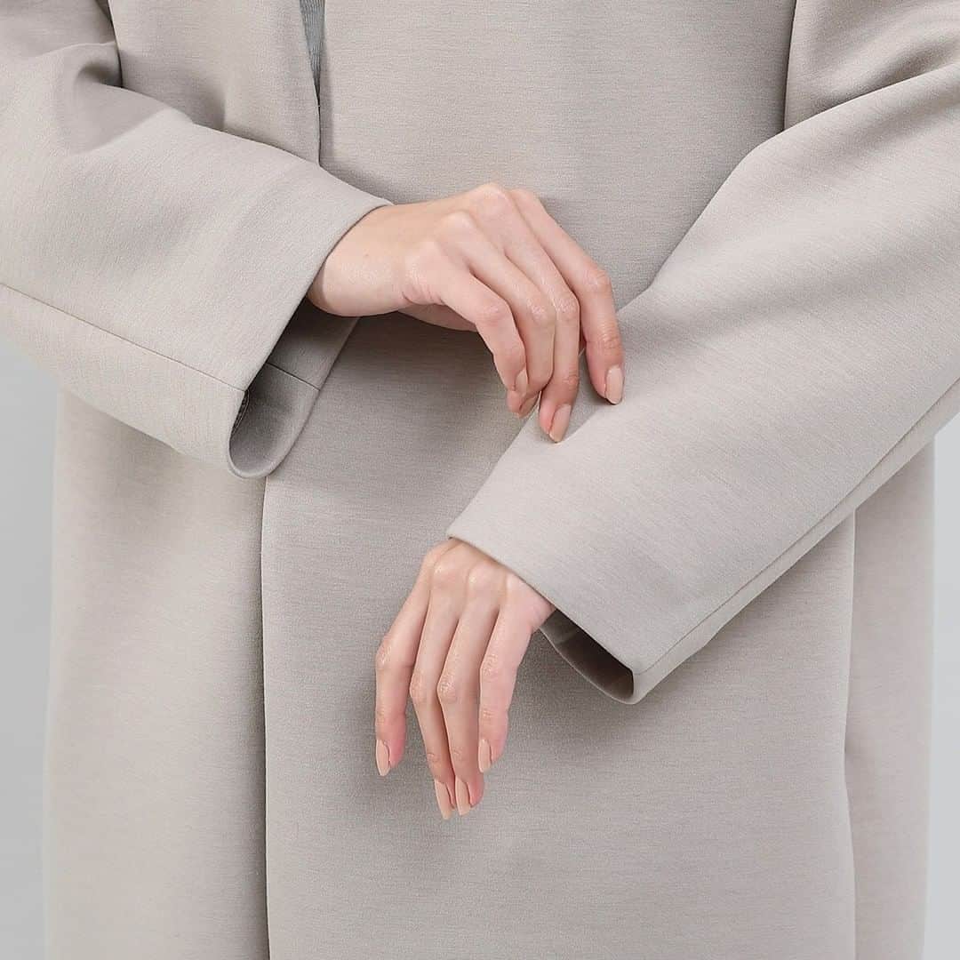 Factelier(ファクトリエ)さんのインスタグラム写真 - (Factelier(ファクトリエ)Instagram)「【見えないところまで美しい。3シーズン活躍する優秀ノーカラーコート】  軽くて暖かく、ふんわりとした肌触りの生地。 ミニマルでさっと羽織りやすいなデザイン。  TFCの高い縫製技術により非常にクオリティの高いコートに仕上がっています。  生地は“ダンボールニット”という、表面と裏面の2枚の糸を中糸でつなぎ合わせて編んだニット素材を使用。 ウールライクなしっとりとした風合いで、まるでスポンジを挟みこんだようなしなやかな弾力と軽さがあります。   実はダンボールニットは、伸縮性があるが故にとても縫いづらく、ましてや縫う距離が長いコートにするのは、生地の扱いに 慣れている工場でないと難しいのです。  エアリーな素材感を活かし、なだらかなショルダーラインに包み込まれるようなさりげないコクーンシルエットに。 ロング丈なのに着ていることを忘れるくらいとても軽いです。  身幅やアームホールはゆったりとした作りなので、ジャケットや厚手のニットの上にさっと羽織れて、重ね着スタイルを楽しめます。  ■FACTORY  手がけたのは富山県にあるカットソー工場「ティー・エフ・シー」。 ファクトリエで大人気のベーシックTシャツやきれいめパーカーなど、高い縫製技術と女性の心を熟知したものづくりに定評のある工場です。   ー語れるもので日々を豊かにー ファクトリエはメイドインジャパンの工場直結ファッションブランドです。 職人の情熱と最高の技術がつまった、人に語りたくなるものを長く大切に使ってもらいたい、そんな想いと共に語れる本物をお届けします。  ⇓アカウントはこちら⇓ @factelier . . #ファクトリエ	#factelier	#メイドインジャパン	#ベーシック	#ベーシックコーデ	#シンプルファッション	#シンプルコーディネート	#大人コーディネート	#大人ファッション	#大人スタイル	#大人カジュアルスタイル	#きれいめファッション	#きれいめカジュアル	#きれいめスタイル	#着痩せ	#着痩せコーデ	#フェミニンコーデ	#ニュアンスカラー	#ノーカラーコート	#アウター	#ライトアウター	#コート	#coat	#着心地抜群	#着心地抜群	#肌触り抜群	#肌触り最高	#良いものを長く	#クラフトマンシップ	#語れるもので日々を豊かに」11月27日 17時30分 - factelier