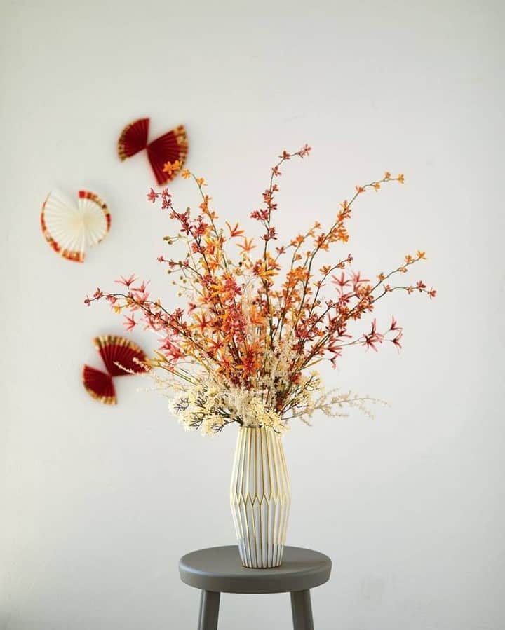 東京堂アーティフィシャルフラワーMAGIQのインスタグラム：「・ 【アーティフィシャルで季節を迎える】 ～Ｗinter Color Flower 🎍 NewYear (ウィンターカラーフラワー🎍正月）～ ・ FM3036-9.42　みやび小花枝 FJ1817-9.42　艶めき花枝 FM904-1.2　はんなり小花枝 FX1899-18　シードブランチ FX3933　ブランカグラミネスプレー FM893　テールグラスバンドル GG721　ネーゼトゥレンタ  ・ ・ 【ジョイフル クリスマス🎄キャンペーン】開催中！ 期間:2020年11月2日(月)〜11月30日(月) 入賞→ ６名 発表→ 12月3日(木) 、4日（金） ・ ●テーマ 【クリスマス🎅】の写真を投稿してください。 ・ 応募は簡単！ 以下参加方法にて、どなたでも参加OKです。 ◎参加方法 ① @magiq.jp をフォロー ② #magiqクリスマス2020 をタグ付けて投稿して下さい！ ・ 皆さまのご参加をお待ちしております！！ ・ ・ #MAGIQ #MAGIQのある暮らし #TOKYODO #東京堂 #アーティフィシャルフラワー #アーティフィシャル #アートフラワー #造花  #フェイクフラワー  #フェイクグリーン #花 #花のある暮らし #花のある生活 #花好きな人と繋がりたい #花を飾る #インテリア #インテリアフラワー  #フラワーデザイン #フラワーアレンジメント #フラワーアレンジ #アレンジメント #artificial #artificialflower #flowerofinstagram #flowersoninstagram #花藝 #꽃스타그램 #조화 #クリスマス」