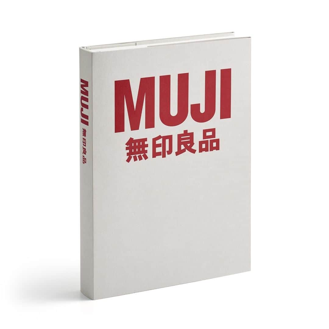 無印良品さんのインスタグラム写真 - (無印良品Instagram)「書籍『MUJI BOOK 2』を発売します - 本日、2020年11月27日（金）より、書籍『MUJI BOOK 2』を全国48の無印良品店舗、および無印良品ネットストアにて発売します。 本書は、無印良品誕生から30年目となる2010年に刊行した『MUJI BOOK』の続編となります。『MUJI BOOK』は商品カタログではなく、30年間の歴史や過去のアーカイブをはじめ、商品開発の背景やヴィジュアルコミュニケーションの紹介、「無印良品」アドバイザリーボードやクリエイティブ界著名人のエッセイや対談など、多角的な視点を交えながら、「無印良品」のこれまでとこれからを伝える内容でした。 今回、『MUJI BOOK 2』では、その後の10年にわたる無印良品を描きます。社会が大きく変動したこの10年間で、無印良品がものづくりとお客さまとのコミュニケーションの実践を通して気づいた、新たな時代を見据えた生活像について、豊富なヴィジュアルと30名の方々からの寄稿文で示唆する内容となっています。 - #無印良品 #MUJI #MUJIBOOKS」11月27日 17時30分 - muji_global