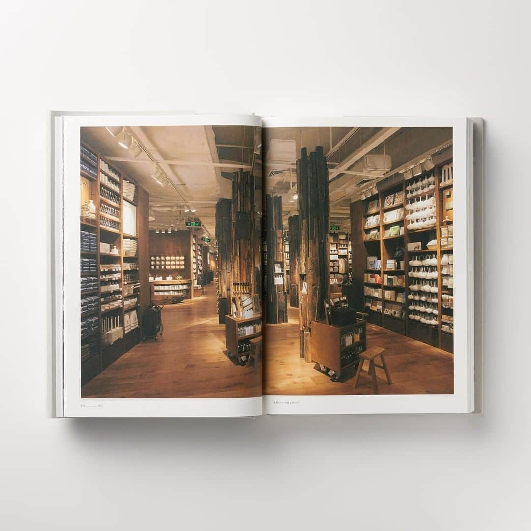 無印良品さんのインスタグラム写真 - (無印良品Instagram)「書籍『MUJI BOOK 2』を発売します - 本日、2020年11月27日（金）より、書籍『MUJI BOOK 2』を全国48の無印良品店舗、および無印良品ネットストアにて発売します。 本書は、無印良品誕生から30年目となる2010年に刊行した『MUJI BOOK』の続編となります。『MUJI BOOK』は商品カタログではなく、30年間の歴史や過去のアーカイブをはじめ、商品開発の背景やヴィジュアルコミュニケーションの紹介、「無印良品」アドバイザリーボードやクリエイティブ界著名人のエッセイや対談など、多角的な視点を交えながら、「無印良品」のこれまでとこれからを伝える内容でした。 今回、『MUJI BOOK 2』では、その後の10年にわたる無印良品を描きます。社会が大きく変動したこの10年間で、無印良品がものづくりとお客さまとのコミュニケーションの実践を通して気づいた、新たな時代を見据えた生活像について、豊富なヴィジュアルと30名の方々からの寄稿文で示唆する内容となっています。 - #無印良品 #MUJI #MUJIBOOKS」11月27日 17時30分 - muji_global