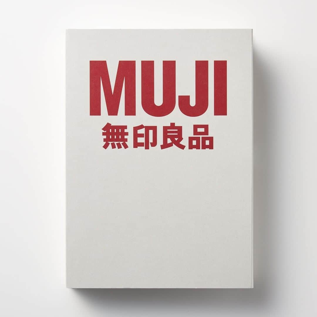 無印良品さんのインスタグラム写真 - (無印良品Instagram)「書籍『MUJI BOOK 2』を発売します - 本日、2020年11月27日（金）より、書籍『MUJI BOOK 2』を全国48の無印良品店舗、および無印良品ネットストアにて発売します。 本書は、無印良品誕生から30年目となる2010年に刊行した『MUJI BOOK』の続編となります。『MUJI BOOK』は商品カタログではなく、30年間の歴史や過去のアーカイブをはじめ、商品開発の背景やヴィジュアルコミュニケーションの紹介、「無印良品」アドバイザリーボードやクリエイティブ界著名人のエッセイや対談など、多角的な視点を交えながら、「無印良品」のこれまでとこれからを伝える内容でした。 今回、『MUJI BOOK 2』では、その後の10年にわたる無印良品を描きます。社会が大きく変動したこの10年間で、無印良品がものづくりとお客さまとのコミュニケーションの実践を通して気づいた、新たな時代を見据えた生活像について、豊富なヴィジュアルと30名の方々からの寄稿文で示唆する内容となっています。 - #無印良品 #MUJI #MUJIBOOKS」11月27日 17時30分 - muji_global