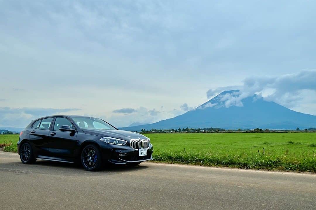 BMW Japanさんのインスタグラム写真 - (BMW JapanInstagram)「北海道ニセコ在住の写真家、渡辺洋一さんとBMWのコラボキャンペーンを実施中。  圧倒的な大自然に包まれながら、BMWでめぐる北海道・ニセコの旅。この地のシンボルである羊蹄山をはじめとした自然の美しい表情と、そこで暮らす人々の豊かな生活風景が見えてきます。  過酷な雪山でのスキーシーンを撮影してきた渡辺洋一さんの写真集や、ニセコ発のスノーサーフブランド「GENTEMSTICK（ゲンテンスティック）」のスノーボードなどが当たるプレゼントキャンペーンも実施中。  キャンペーンの詳細は、BMWの情報サイト「BMW.com Japan」よりご覧いただけます。  #渡辺洋一 #ニセコ #THE1 #EditionJoyPlus #WithBMW #BMW #BMWJapan #駆けぬける歓び」11月27日 17時30分 - bmwjapan