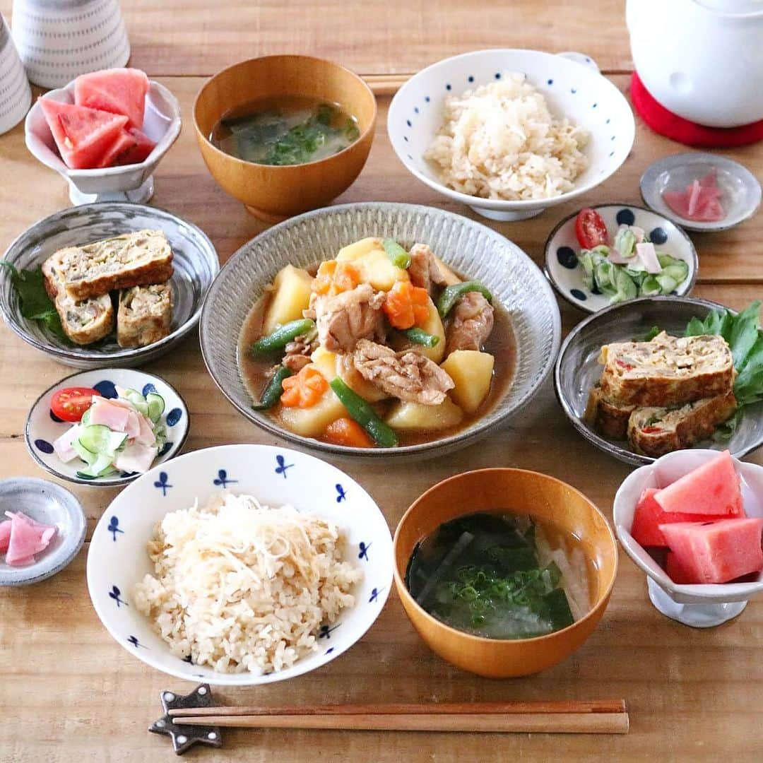 yunaのインスタグラム：「♩ #レシピあり . . 鶏じゃが 生姜の炊き込みご飯(レシピ↓) 具だくさん玉子焼き きゅうりとハムのサラダ 大根のお味噌汁 フルーツ . . 生姜の炊き込みご飯は 愛用している 茅乃舎の粉末だしで作る 簡単炊き込みご飯です😊🍚 . . 🍳【生姜の炊き込みご飯】 . 🥕材料 茅乃舎のだし　１パック 生姜(新生姜がおすすめ)　３０ｇ 油揚げ(正方形)　１枚 米　２合 〇薄口しょうゆ　大さじ１．５ 〇酒　大さじ１ 〇塩　ひとつまみ 〇砂糖　小さじ1/2 . . 🥕つくりかた ①生姜は千切りにする。仕上げにトッピングしたい方は少し取っておく。油揚げは半分に切り、さらに千切りにする。  ②米を洗って軽く水気を切り、炊飯器に入れる。〇を入れ、水を２合のメモリまで入れる。  ③茅乃舎のだしパックの破って出汁の粉を入れて軽く混ぜ、①の生姜と油揚げを入れたら炊飯スタート！炊き上がったら茶碗に盛り、仕上げに生姜をトッピングしてください♪ . . #yunaご飯#igersjq#今日のごはん#食卓#献立#yummy#ていねいな暮らし#お家ごはん#foodstagram#lin_stagrammer#delistagrammer#Japanesefood#デリスタグラマー#クッキングラム#クッキングラムアンバサダー#タベリー#フーディーテーブル#てづくりごはん365#おうちごはん#おうちごはんlover#Japan#マカロニメイト#夜ごはん#晩ごはん#小石原焼#翁明窯元#白山陶器#波佐見焼#studiom」