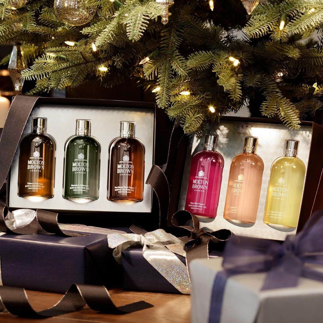 モルトンブラウンのインスタグラム：「Enjoy 25% off everything* in our Black Friday Sale, the perfect chance to pick up a few more presents. Psst… These are the gifts we’d love to spot under the tree this Christmas.」