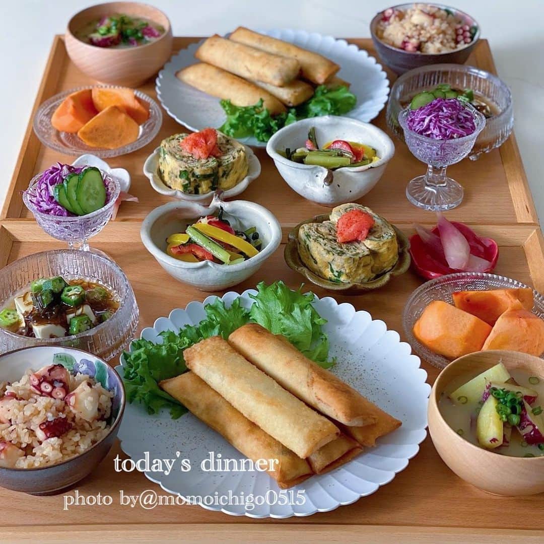 のインスタグラム：「. 今日の晩ご飯☺️✨ . 今日も @insta.sayaka さん 御出版のレシピ本から3品 . 🌟たたきえびの春巻き カレー風味. 🌟オクラともずくのねばねばさっぱり豆腐. 🌟小松菜のサラダ レモンバター風味. . . 身体に良い健康的なレシピがたくさん☺️✨ . . 私も撮影に携わらせていただいております☺️✨ . このお仕事をさせていただいてから 健康やダイエットの意識が高まりました☺️✊ . . 運動ももっとしたいけど…💦. 早く安心してジムにも通えるようになる日が来ますように✨✨ . .  #晩ご飯#晩ごはん#夜ごはん#夕食#おうちごはん#おうちごはんlover#おうちご飯記録#うちごはん#食卓#手料理#手作りご飯#料理写真#器好き#器#器集め#献立#家庭料理#food#foodstagram #foodphotography #foodpic #followme #instagood」