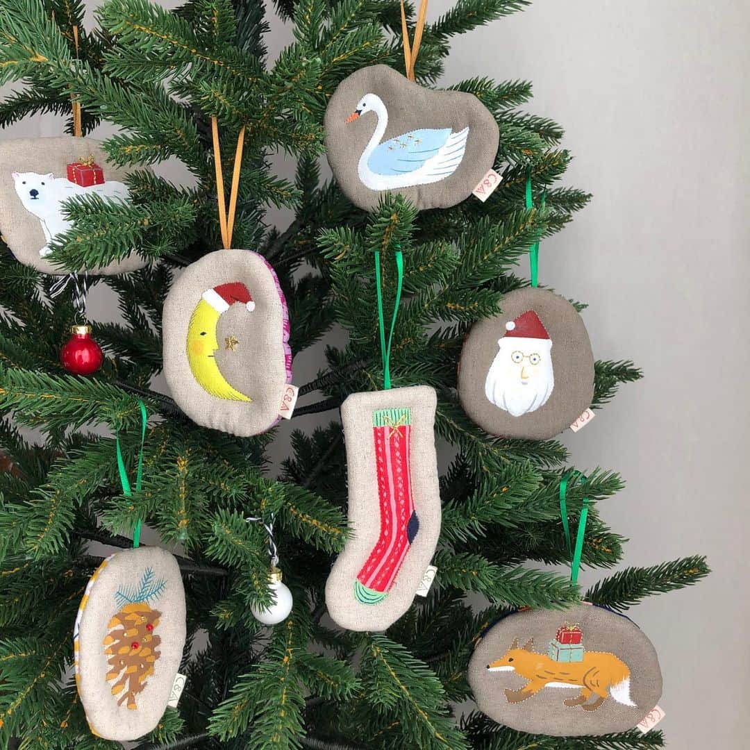 minneさんのインスタグラム写真 - (minneInstagram)「【クリスマス準備③】飾って、眺めて、たのしむオーナメント  クリスマスツリーに飾るのはもちろん、壁や玄関先などに吊り下げるだけでも気分をぐっと盛り上げてくれるオーナメント。 陶器やニットで作られたものや、にぎやかな動物たち・キラリと輝く星モチーフなど、個性豊かな作品が集まりました！ ぜひ気になるデザインを探してみてください。  ーーーーー⠀ ⠀ オーナメント特集も公開中 ▶ https://minne.com/curations/798⠀ @minne_official のリンクからもご覧いただけます。⠀ ⠀ ーーーーー⠀ ⠀ 【全7種】: : : 陶土の草花オーナメント : : : 464/yofukashi drawerさん https://minne.com/items/25435448⠀ ⠀ ࿄ཽ·˖クリスマス　オーナメント࿄ཽ·˖/chouettepartyさん https://minne.com/items/25063776⠀ ⠀ サンタな親子猫のオーナメント/Preah chanさん https://minne.com/items/25173648 ⠀ 「輝く月と星と真紅の林檎」の陶土製オーナメント/merendaさん https://minne.com/items/25418651⠀ ⠀ ニットのクリスマスボール ホワイト [受注製作]/クマとライオンさん https://minne.com/items/25444257⠀ ⠀ 2020 クリスマスオーナメント 選べる３点セット（手書きイラスト）/CAKES & ALE designさん https://minne.com/items/21968287⠀  minne限定! クリスマスオーナメント：ヴィンテージ・お馬モチーフ/leapさん⠀ https://minne.com/items/25446336⠀  ーーーーー⠀ ⠀ #クリスマスオーナメント #クリスマス #オーナメント #クリスマスインテリア #minne_interior #minne #ミンネ #ハンドメイド #handmade #プレゼント #ギフト #ハンドメイド作品 #手作り」11月27日 17時37分 - minne_official