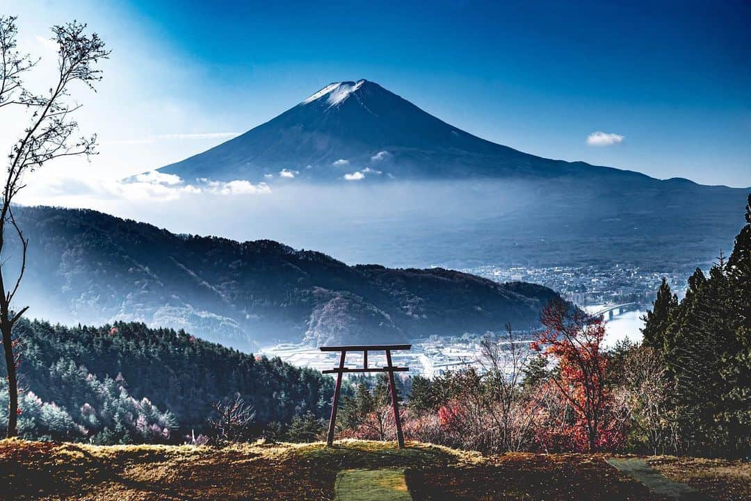 田村幸士さんのインスタグラム写真 - (田村幸士Instagram)「. This is Japan. 🇯🇵🗻⛩ . . . . . . . #mtfuji #mtfujijapan #mtfujiphoto_ig #mtfuji #japantravel #japan_of_insta #japan_daytime_view #japaneseculture #japantrip #mountainphotography  #discovertokyo #explorejpn  #wu_japan #jp_gallery #japanko_official #tokyocameraclub #lovers_nippon #nihonshooters #aestheticsjapan #japan_vacations #best_tokyo_photos #unknownjapan #japanfeatured #wildernessculture #nature_focus_on #hubsplanet #yourshotphotographer #富士山 #日本の風景 #日本の絶景 #山が好き」11月27日 17時38分 - kojimg