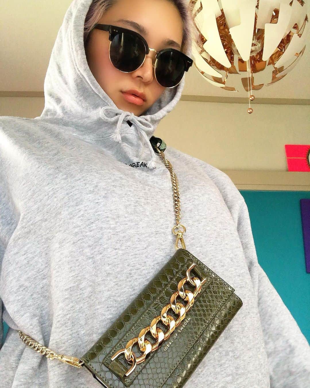 miniのインスタグラム：「可愛すぎて愛用中のお気に入り💚iPhoneケース⛓✨ 秋使用にチェンジしたの⛓💚 @iDealOfSweden がBlack Fridayで50%OFF中だよ🤩✨✨ アリエルがいて👶🏽ケータイ持ってるの大変だから、BIGチェーンの手帳型に、パイソンチェーンもGETして、BAG型にして使いたくてGET👩🏼💕 ほとんどのアイテムがマグネット式になってて、色々ファッションやライフスタイルに合わせてカスタム出来ちゃうよ💜  iDeal Of Swedenは、サステナブルなブランドで、動物愛護してたり、有害プラスティック不使用だったり、、今の私のライフスタイルにマッチしてたから、チェックしてて今回お得にGET🤫🌈✨  ブラックフライデーセールは、11月30日まで✨✨ 50%OFFはお得すぎでしょ🥺✨✨ 更に、【mini.stagram5】のこのコードを使用すると更に5%OFF‼️になるから、是非是非お得に使ってね🌟 #ideaofsweden #iphone #iphonecase」