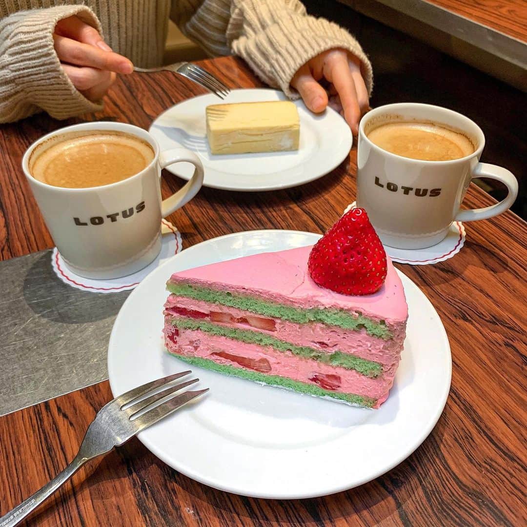 あゆまっくすさんのインスタグラム写真 - (あゆまっくすInstagram)「﻿ ﻿ ◆ピンクショートケーキ　700円﻿ ﻿ ﻿ 表参道にある人気のカフェ Lotus(ロータス)で﻿ ピンク×グリーンが可愛いショートケーキをいただきました。﻿ ﻿ カットしてみるとふわっふわ！﻿ ベリーのシロップが効いていてしっかり甘さはあるのですが、﻿ いちごの酸味がいい仕事をしていて最後まで飽きずに食べられます💖﻿ カラフルな見た目から想像する味よりもずっと自然な味わいです笑﻿ サイズはなかなか大きめなので食べごたえもあり。﻿ ﻿ 地下1階と1階がカフェになっていて席数がかなり多いので、﻿ 土日でもあまり並ぶことはないかなぁと思います。﻿ 一人でも誰かとでも居心地よくすごせるカフェ。﻿ またゆっくりお茶しに行きたいです♩︎﻿ ﻿ ﻿ 販売時間: 季節限定﻿ 訪問店舗: ロータス(東京メトロ表参道駅から徒歩約5分)﻿ ﻿ ﻿ ‎⋆ ･‎⋆ ･‎⋆ ･‎⋆」11月27日 17時38分 - ayumax666