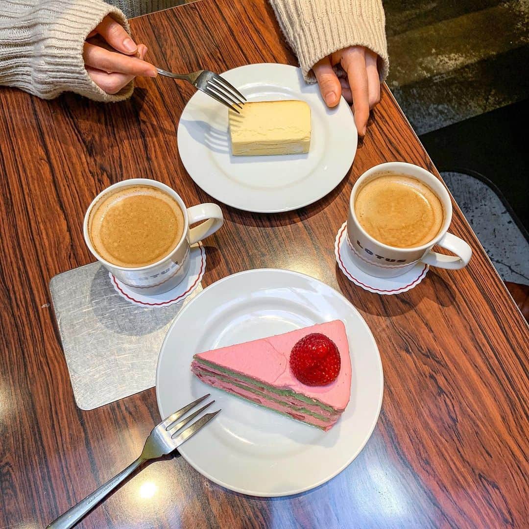 あゆまっくすさんのインスタグラム写真 - (あゆまっくすInstagram)「﻿ ﻿ ◆ピンクショートケーキ　700円﻿ ﻿ ﻿ 表参道にある人気のカフェ Lotus(ロータス)で﻿ ピンク×グリーンが可愛いショートケーキをいただきました。﻿ ﻿ カットしてみるとふわっふわ！﻿ ベリーのシロップが効いていてしっかり甘さはあるのですが、﻿ いちごの酸味がいい仕事をしていて最後まで飽きずに食べられます💖﻿ カラフルな見た目から想像する味よりもずっと自然な味わいです笑﻿ サイズはなかなか大きめなので食べごたえもあり。﻿ ﻿ 地下1階と1階がカフェになっていて席数がかなり多いので、﻿ 土日でもあまり並ぶことはないかなぁと思います。﻿ 一人でも誰かとでも居心地よくすごせるカフェ。﻿ またゆっくりお茶しに行きたいです♩︎﻿ ﻿ ﻿ 販売時間: 季節限定﻿ 訪問店舗: ロータス(東京メトロ表参道駅から徒歩約5分)﻿ ﻿ ﻿ ‎⋆ ･‎⋆ ･‎⋆ ･‎⋆」11月27日 17時38分 - ayumax666