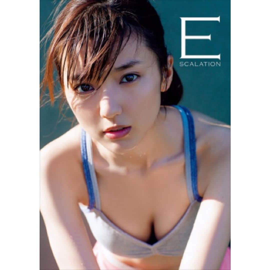 真野恵里菜さんのインスタグラム写真 - (真野恵里菜Instagram)「5年前に発売された写真集 「ESCALATION」が 電子書籍になりました📕 . . ハワイでの撮影だったので ハワイに行けることがすごく嬉しくて 撮影しっかり頑張って最終日にお買い物しよう！ って意気込んで行ったのを覚えてます😂 あと、エッグスンシングスに絶対行きたくて 当時のマネージャーさんと早起きして行きました🥞🤤 . . 太った？とか 痩せてる方が可愛い。とか そういう言葉は私は二十代前半 本当に聞きたくない言葉だったけど この時はそういうのを気にし出して 自分なりにトレーニングしたり食べるもの気にしたりしだした時期、 結果、「自分的に納得のできる自分」で撮影できました。 痩せていればいいとかそういうことじゃないし 誰かの理想になるのは難しいけど なりたい自分になるって大事なことだと気づけたあたりかな！ 当時を知らない方もいると思うので 見てもらえたら嬉しいです😊 #写真集 #電子書籍」11月27日 17時39分 - erinamano_official