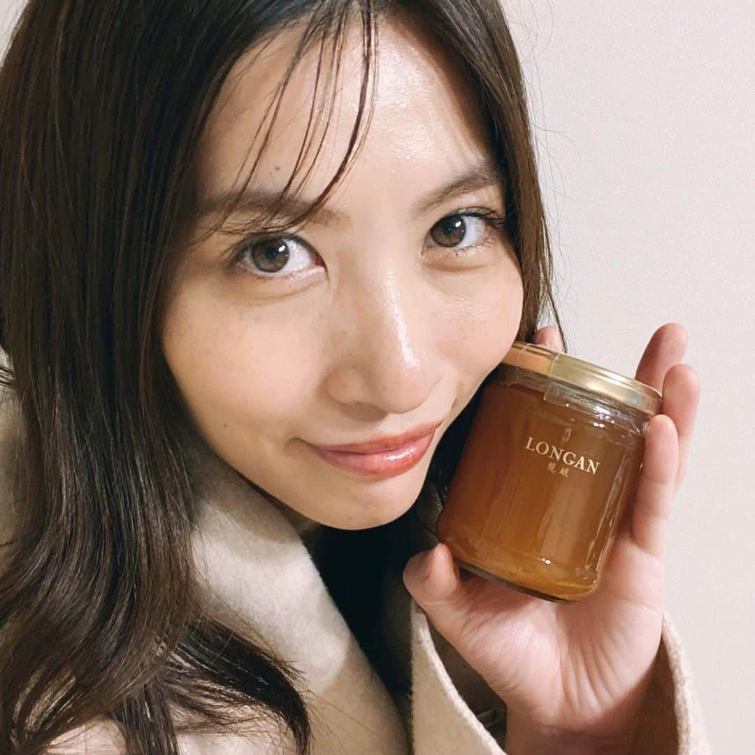 加藤理恵さんのインスタグラム写真 - (加藤理恵Instagram)「大好物のロンガン蜂蜜🍯 いろんなお店のためしたけど、 #ラベイユ の結晶化してるのが1番好き。 フローラルで華やかで、 これが蜂蜜😳！？っていうリッチな味。  トーストやヨーグルトに入れても美味しいし、飲み物に入れてもリッチな味になるんだけど、 やっぱり1番はそのままスプーンで🥄ぱくっと。 美味しすぎてあっという間になくなっちゃう。  #longan #ロンガン #龍眼 #朝活 #健康管理 #はちみつ #ハチミツ #蜂蜜好きな人と繋がりたい」11月27日 17時50分 - vivi_729